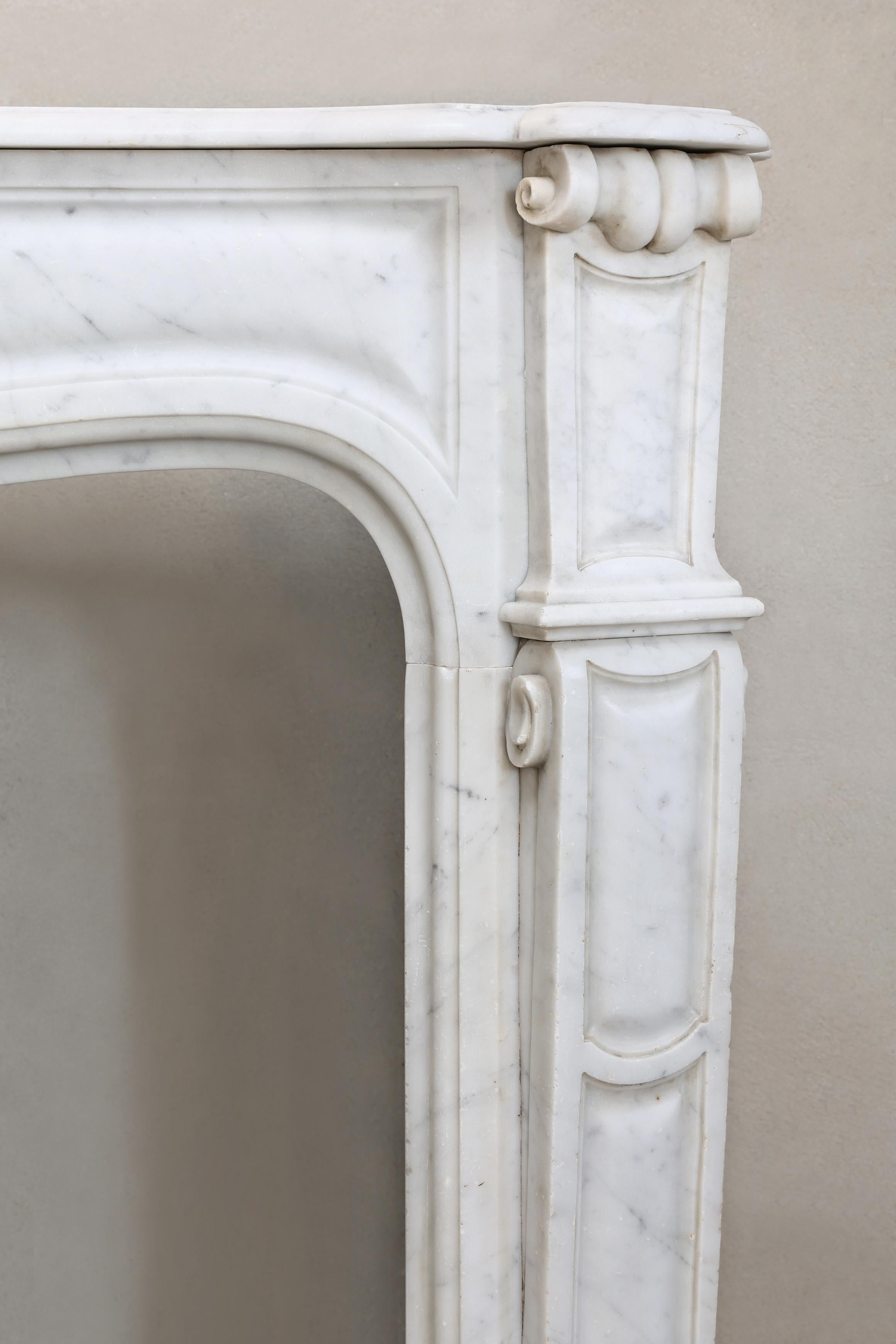 Marmo Caminetto antico in stile Pompadour, marmo di Carrara, XIX secolo in vendita