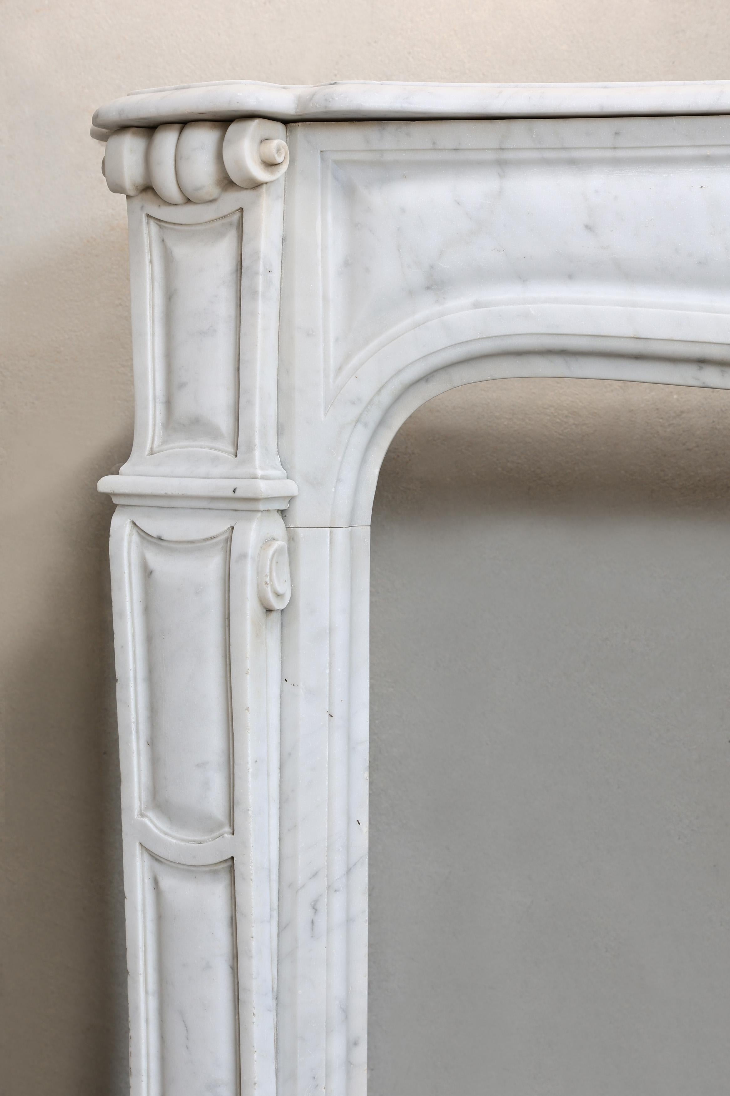 Caminetto antico in stile Pompadour, marmo di Carrara, XIX secolo in vendita 1