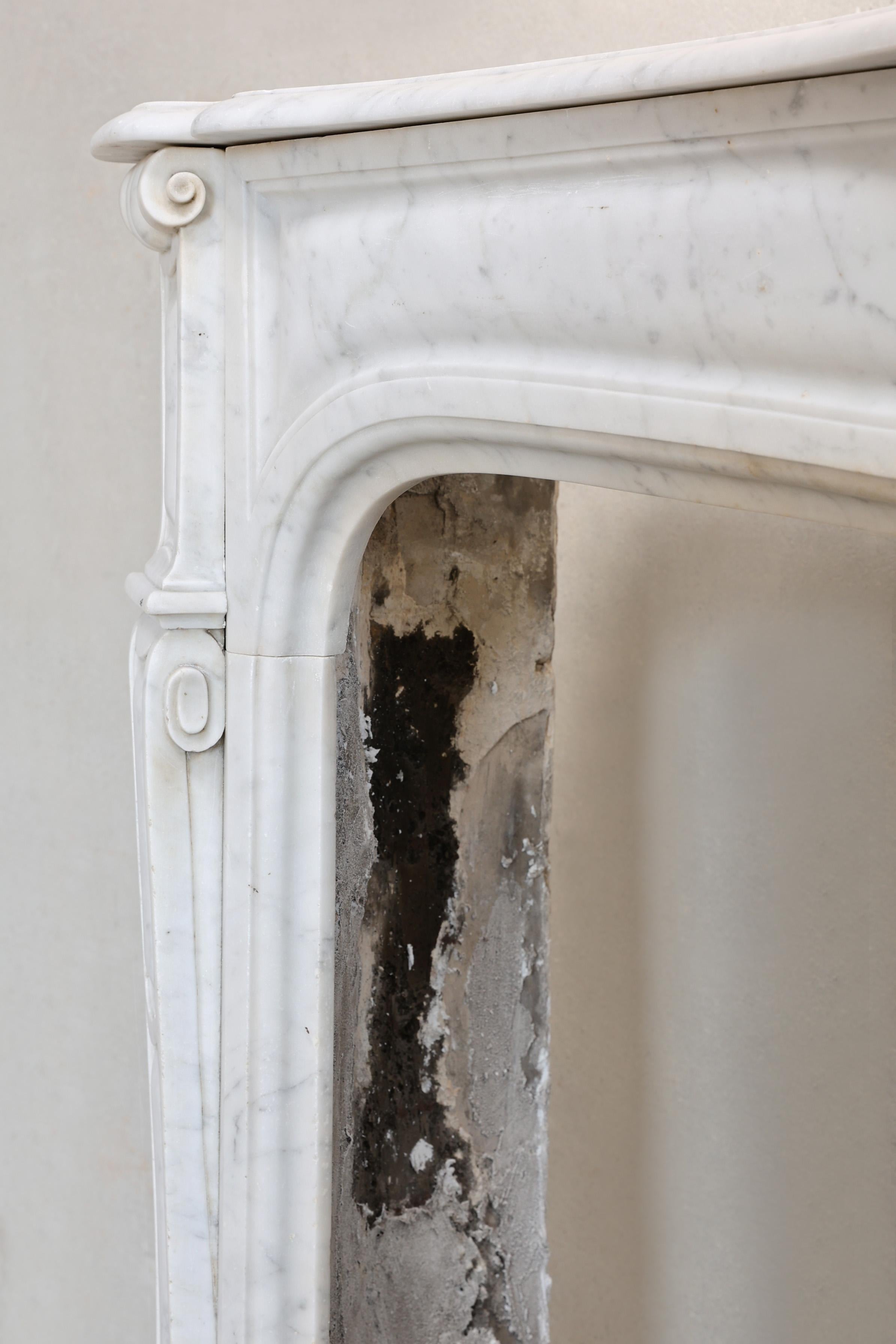 Caminetto antico in stile Pompadour, marmo di Carrara, XIX secolo in vendita 2
