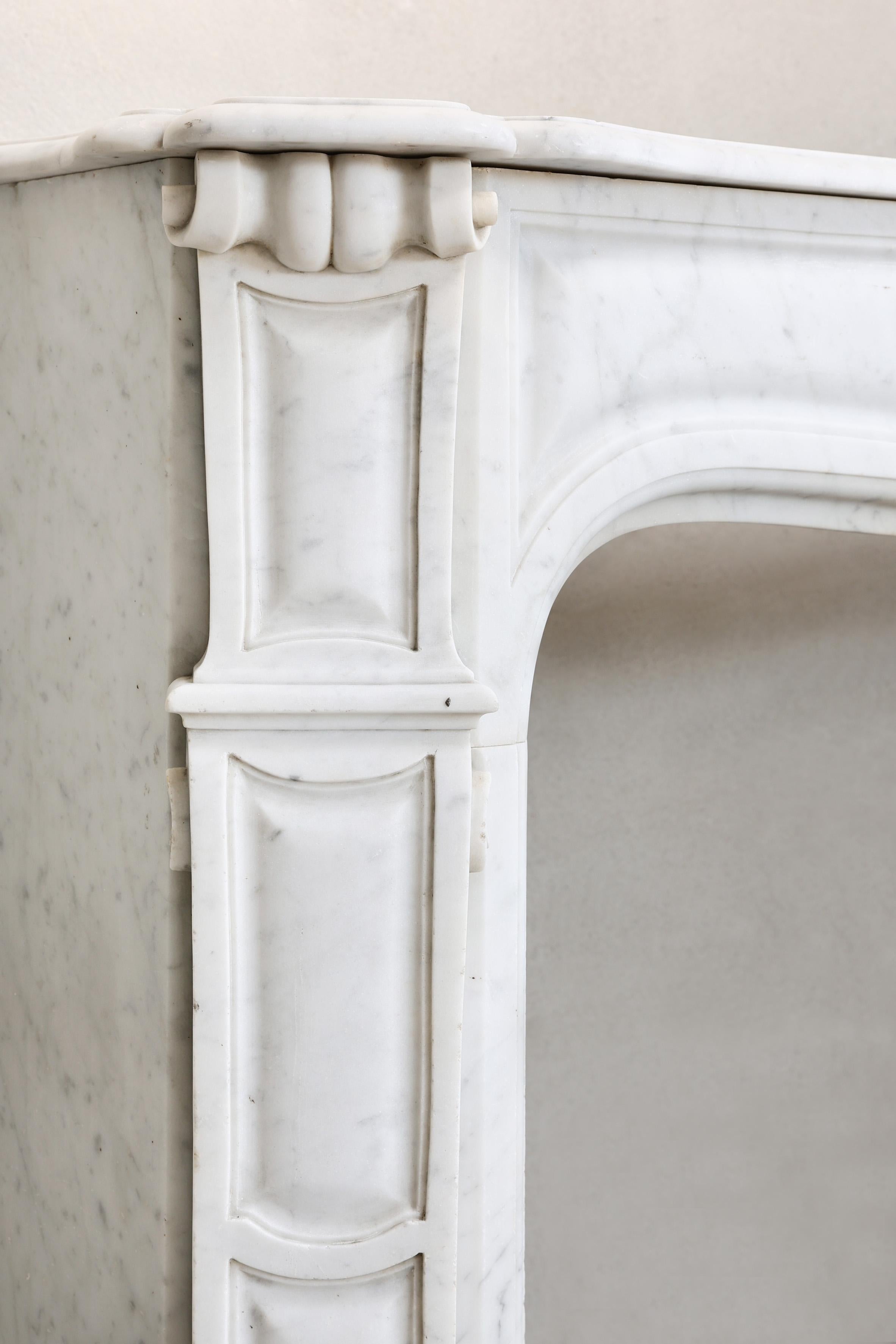 Caminetto antico in stile Pompadour, marmo di Carrara, XIX secolo in vendita 3