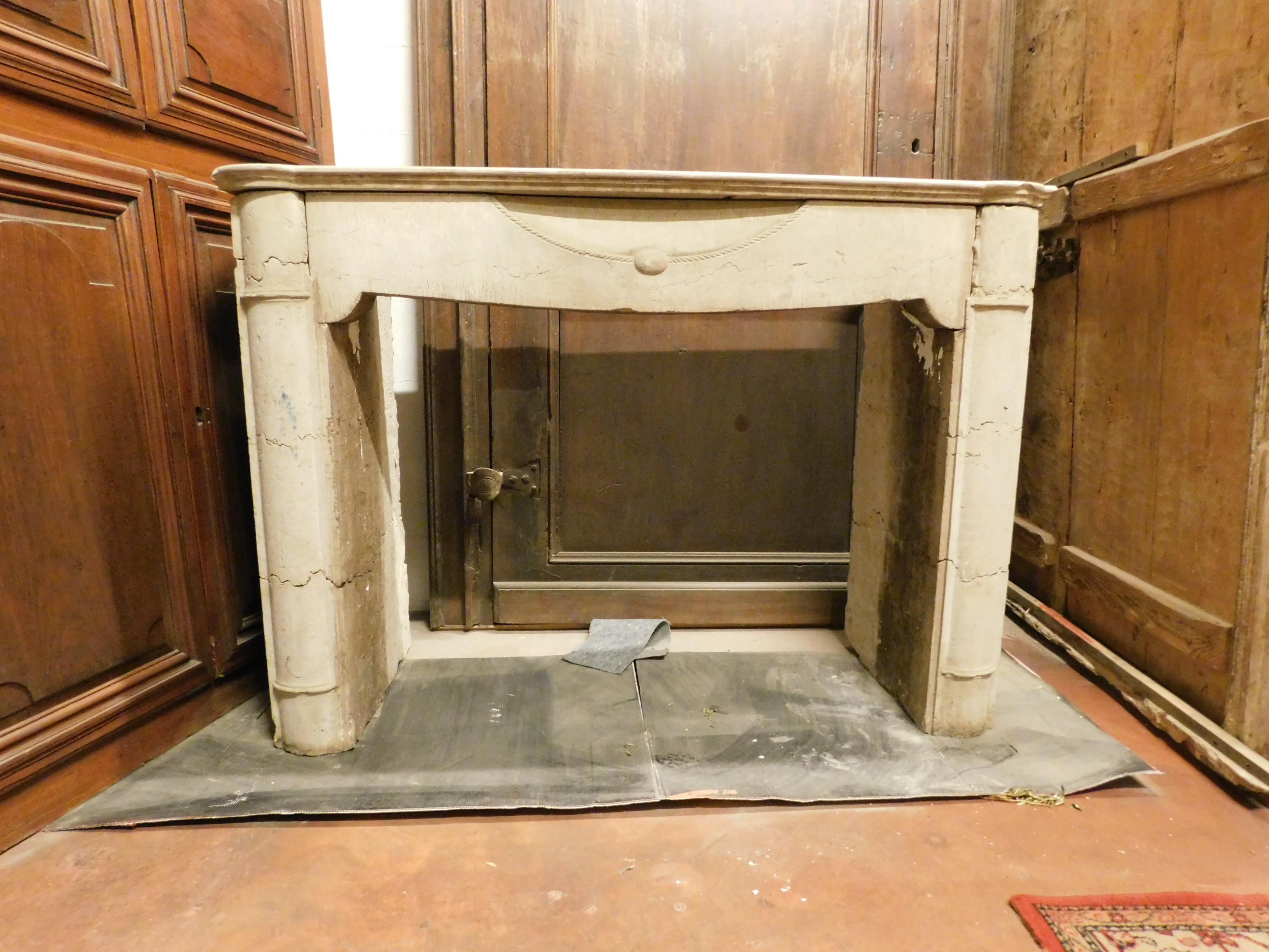 Antique fireplace in gray travertine stone, in neoclassical style, simple and refined with sculpted cordon, 19th century from home in Rome in Italy.
elegant and sober suitable to be installed in all interiors, in excellent conservative conditions