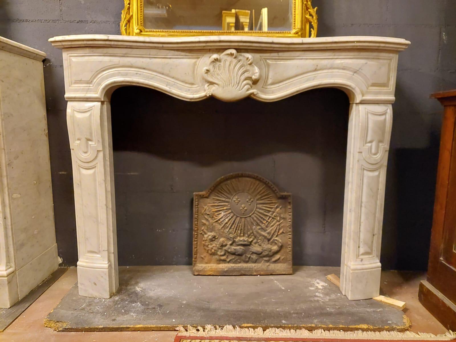 Ancient fireplace, mantle in precious white Carrara marble, hand-sculpted with central shell and wavy legs, built in France in the middle of the 18th century for a noble palace.
maximum external measurements cm w 138 x H 106 x d 36, internal mouth