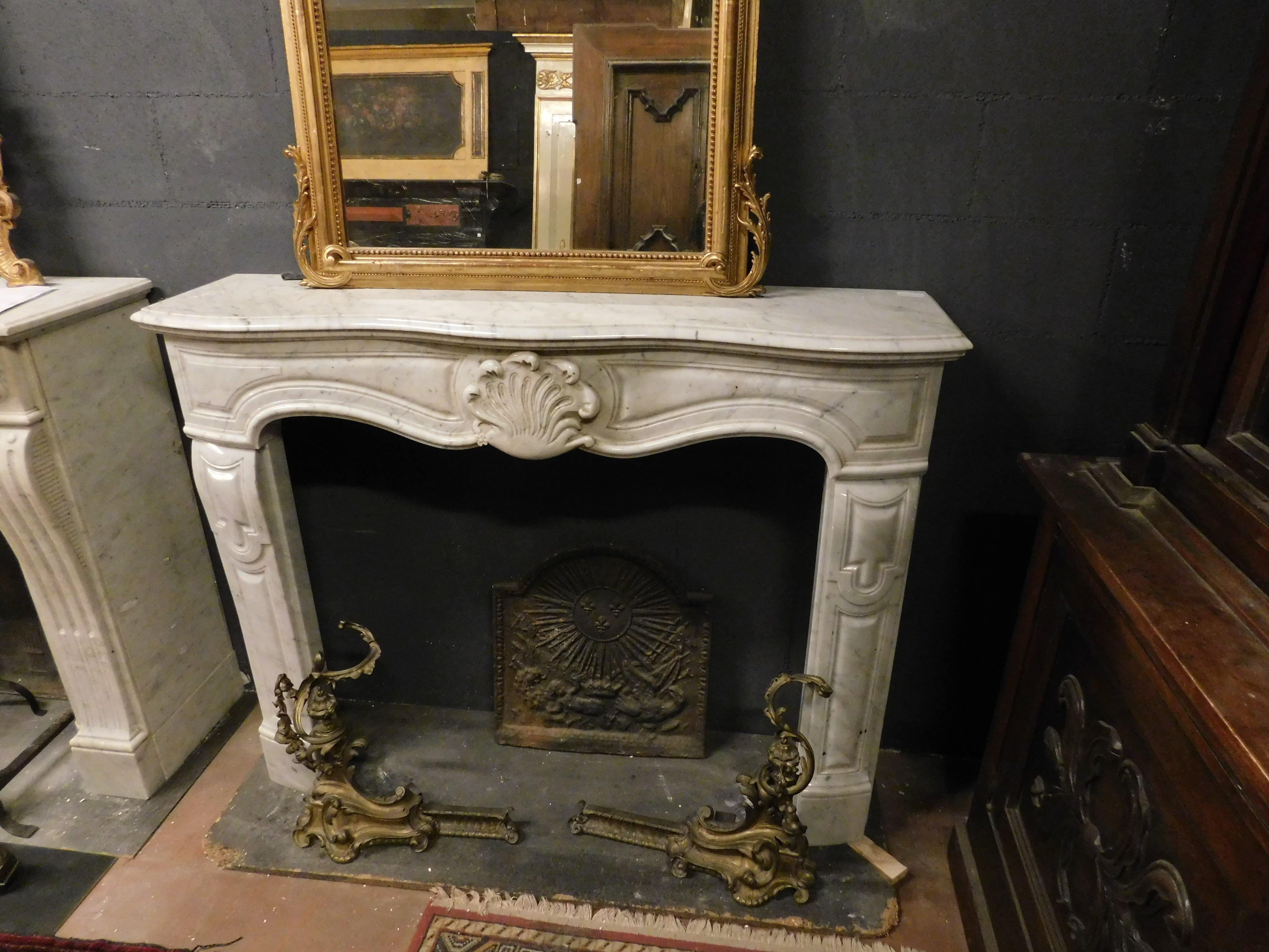 French Antique fireplace in white Carrara marble, carved central shell, '700 France For Sale