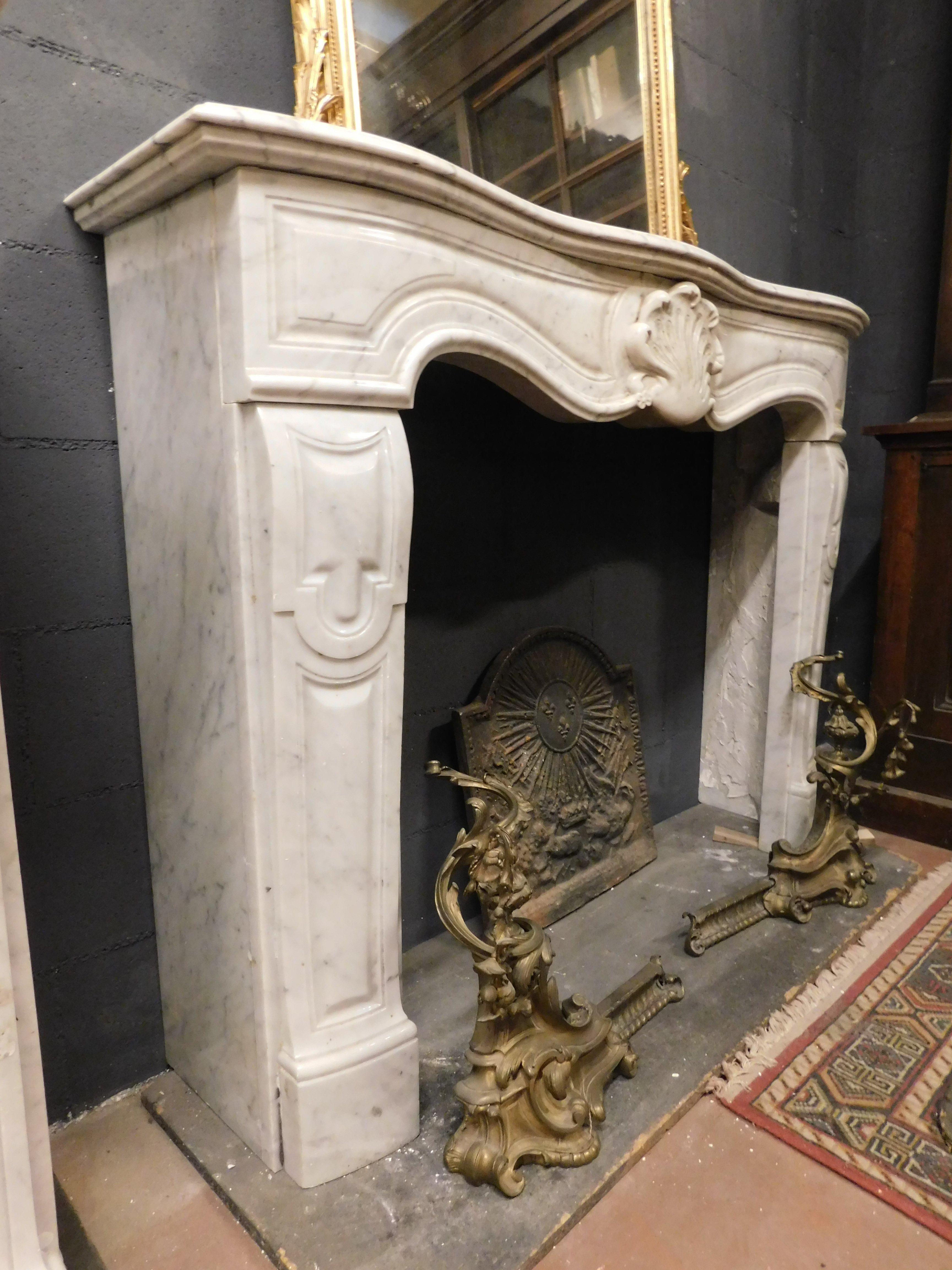 Hand-Carved Antique fireplace in white Carrara marble, carved central shell, '700 France For Sale