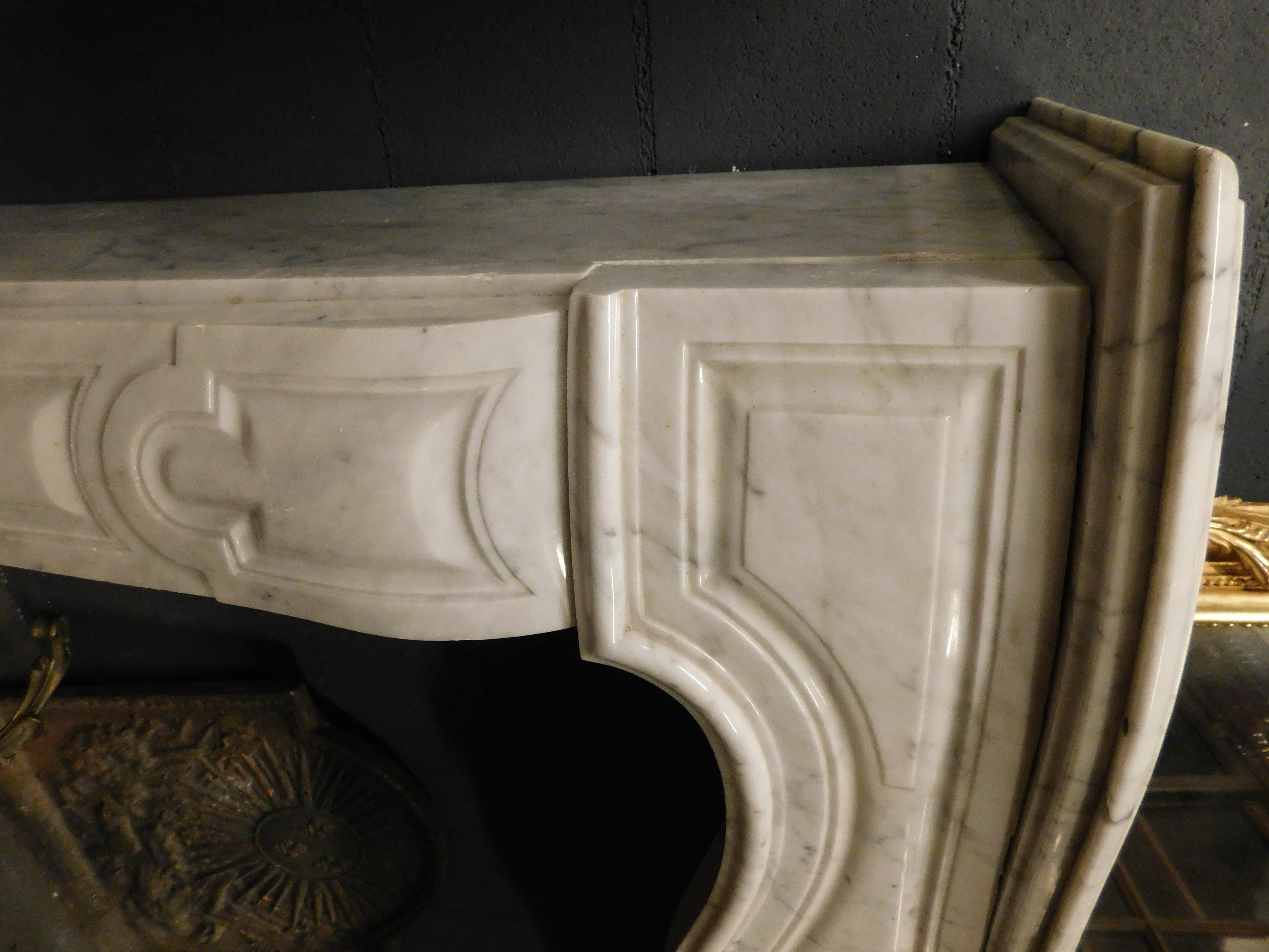 Antique fireplace in white Carrara marble, carved central shell, '700 France In Good Condition For Sale In Cuneo, Italy (CN)