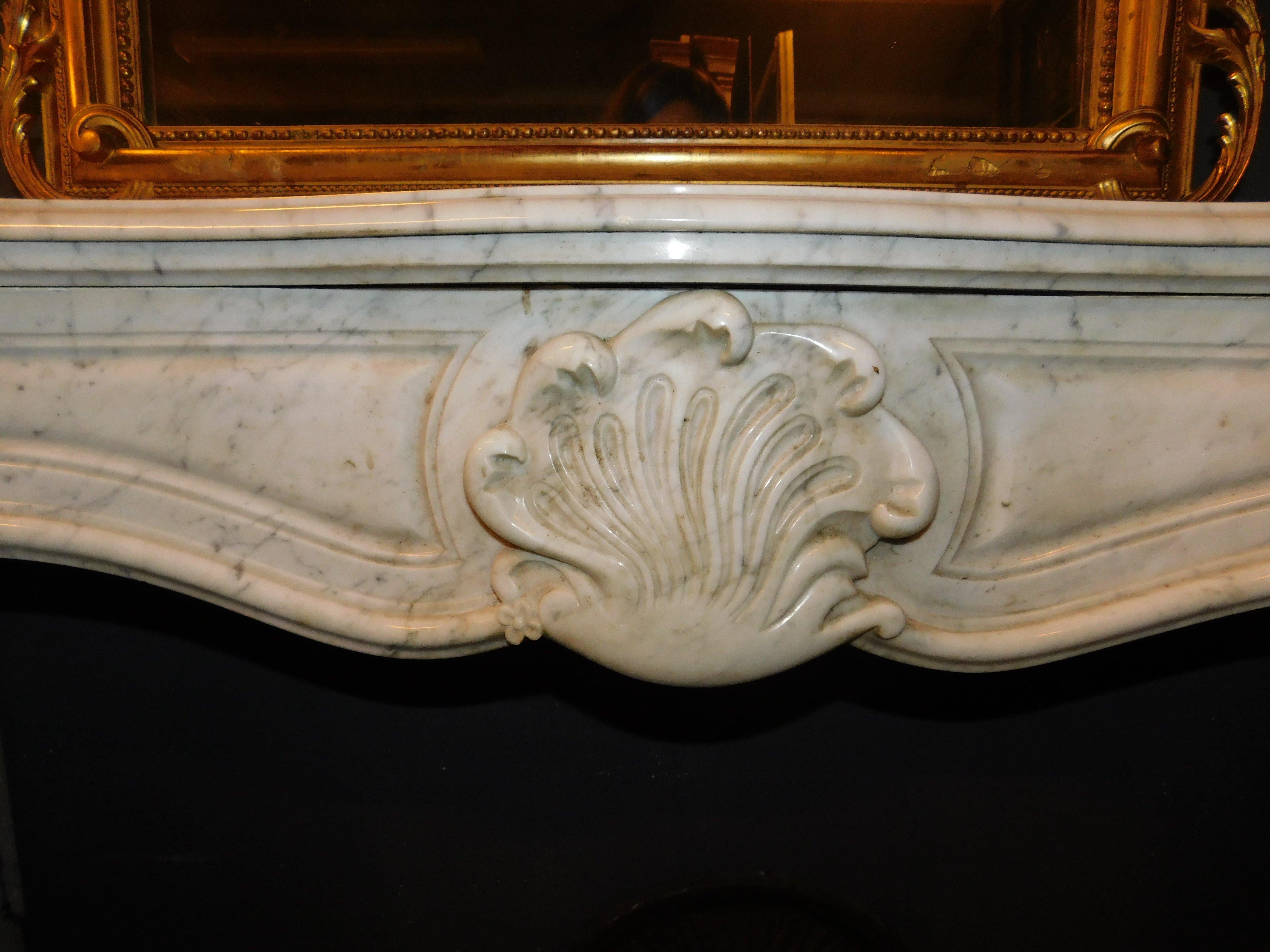 18th Century and Earlier Antique fireplace in white Carrara marble, carved central shell, '700 France For Sale