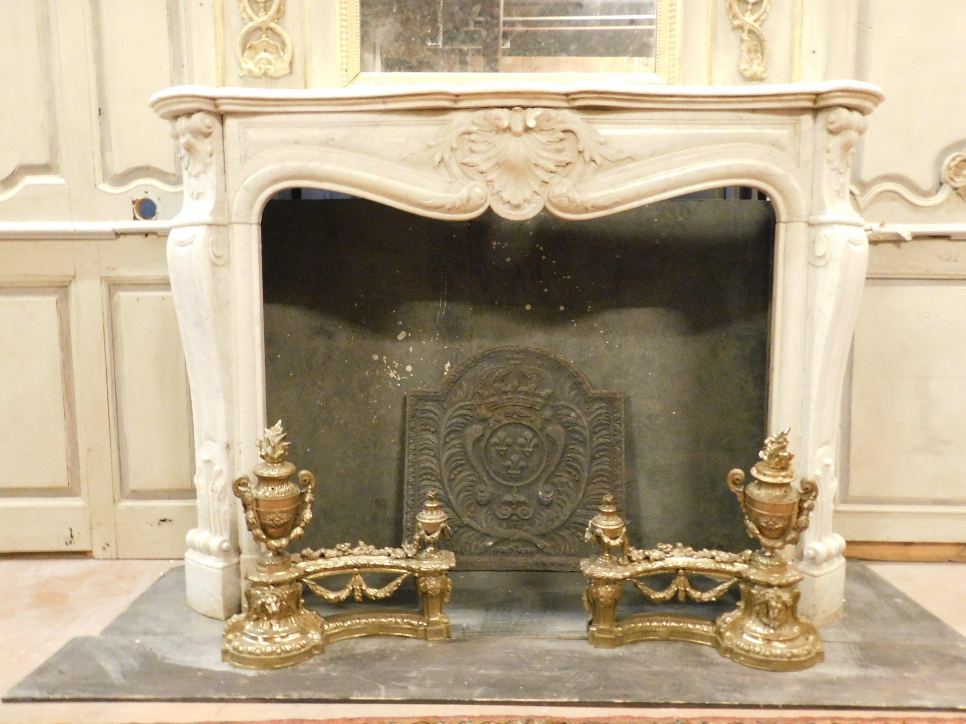 Ancient fireplace in white Carrara marble, with shells carved by hand by an artist of the time, eighteenth century, wavy and very decorated legs, great visual effect, from France.
Ideal for your elegant, refined corner of warmth and also suitable
