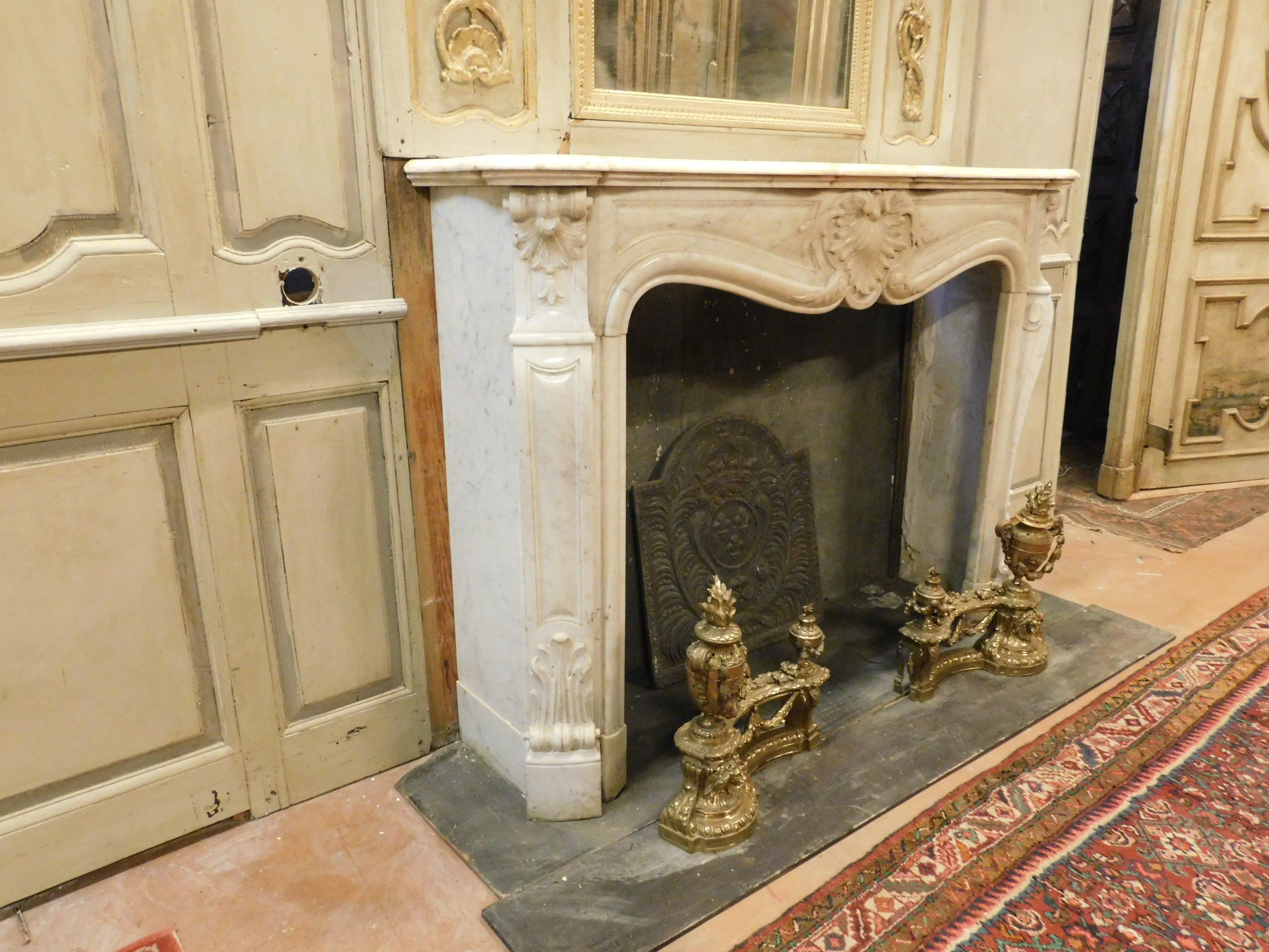 Antique Fireplace in White Carrara Marble, Carved Shells, 1700, France In Good Condition In Cuneo, Italy (CN)