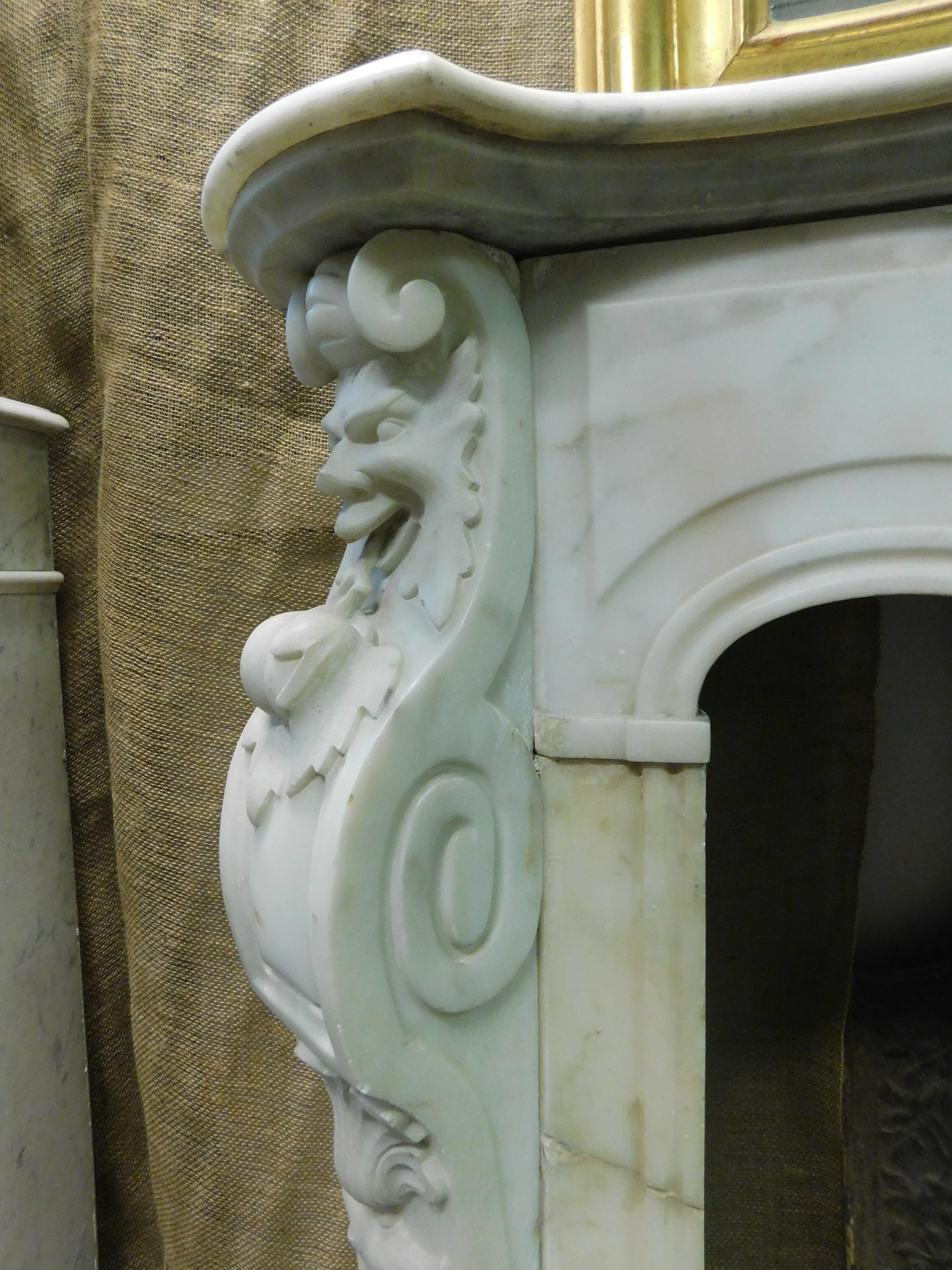 Antique Fireplace in White Carrara Marble, Richly Carved with Masks, '700, Italy In Good Condition In Cuneo, Italy (CN)