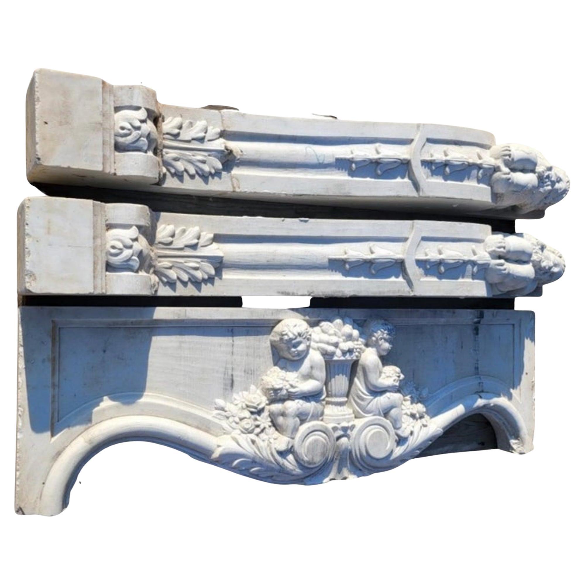 Cheminée ancienne en marbre blanc de Carrare avec extrémité en putti, 19ème siècle