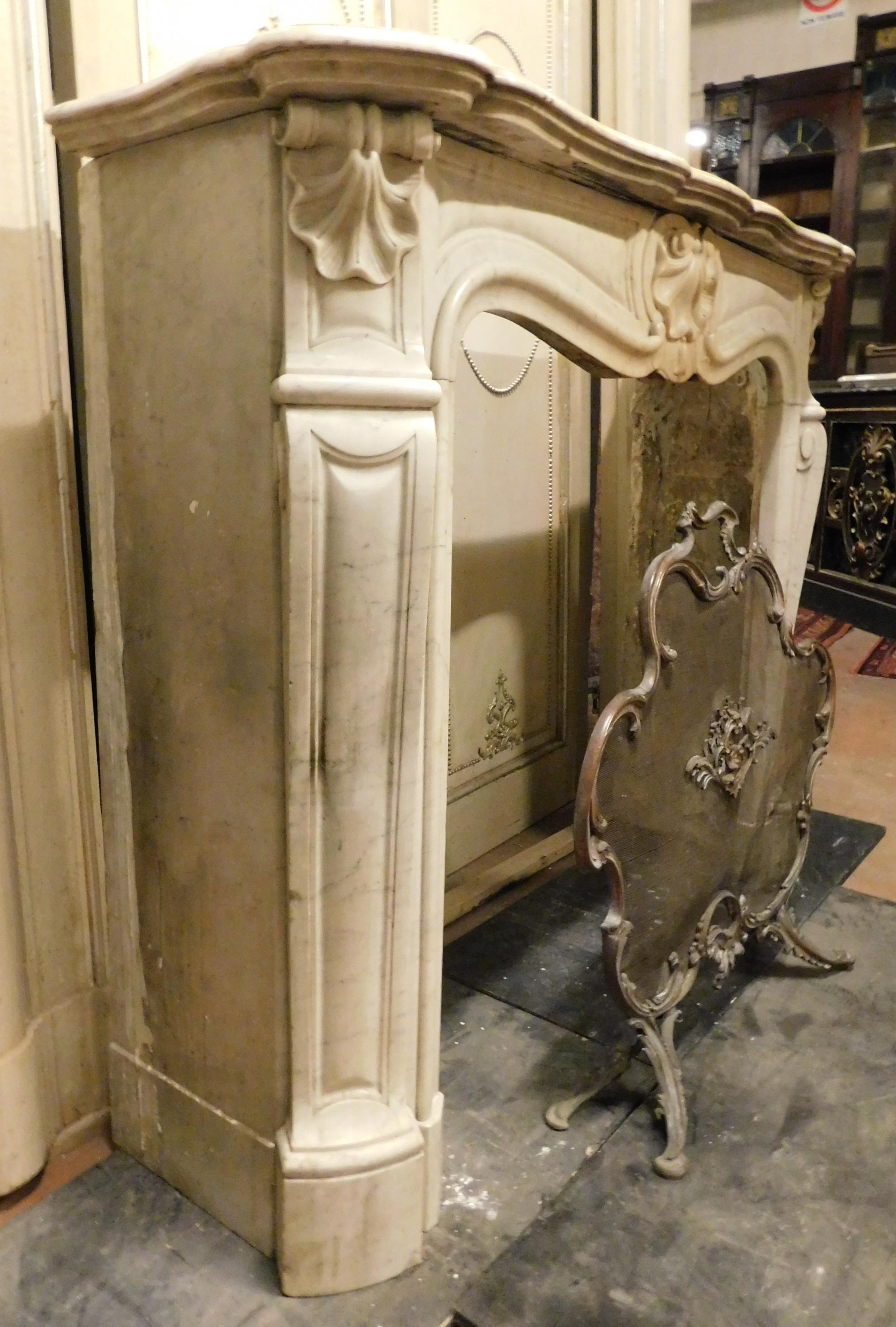 Hand-Carved Antique Fireplace in White Carrara Marble with Three Shells, 18th Century France