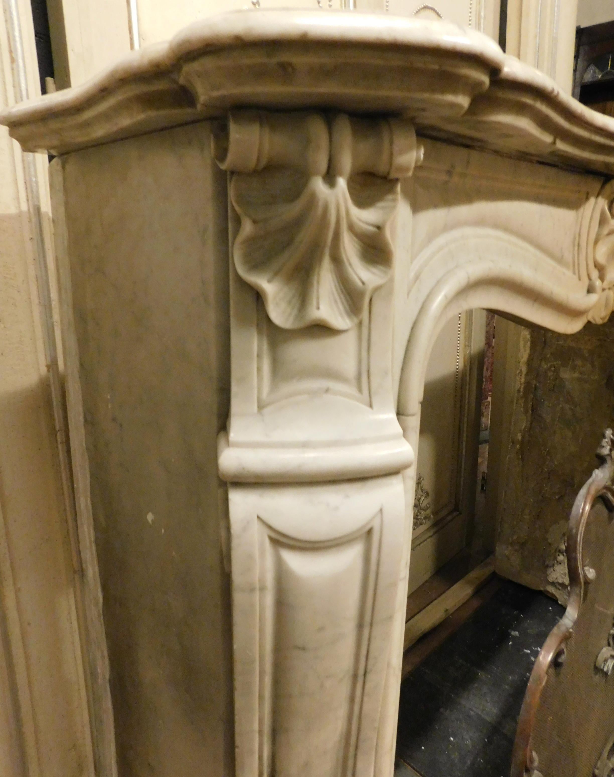Antique Fireplace in White Carrara Marble with Three Shells, 18th Century France In Good Condition In Cuneo, Italy (CN)