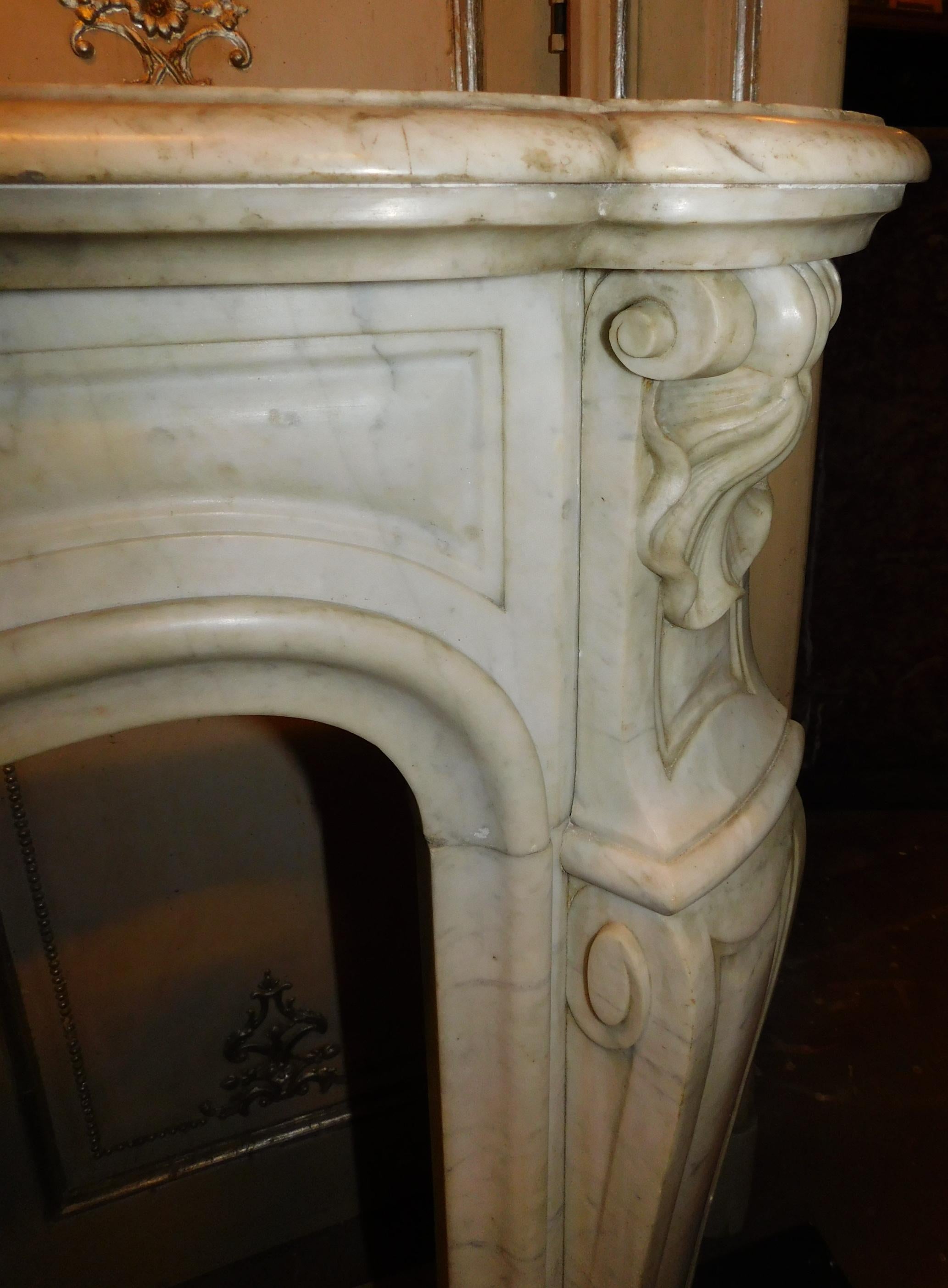 18th Century and Earlier Antique Fireplace in White Carrara Marble with Three Shells, 18th Century France