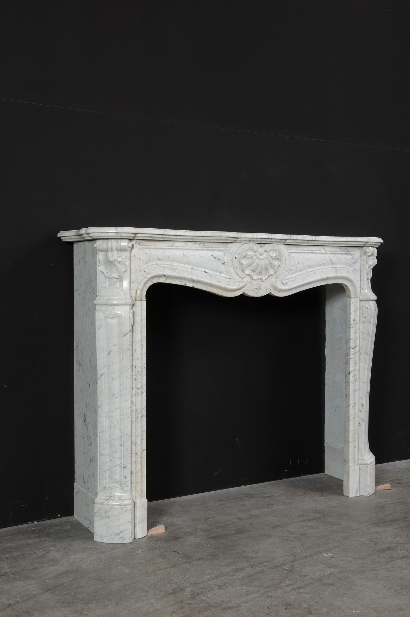 Antique Fireplace in White Marble, Louis XV Style In Good Condition In Haarlem, Noord-Holland