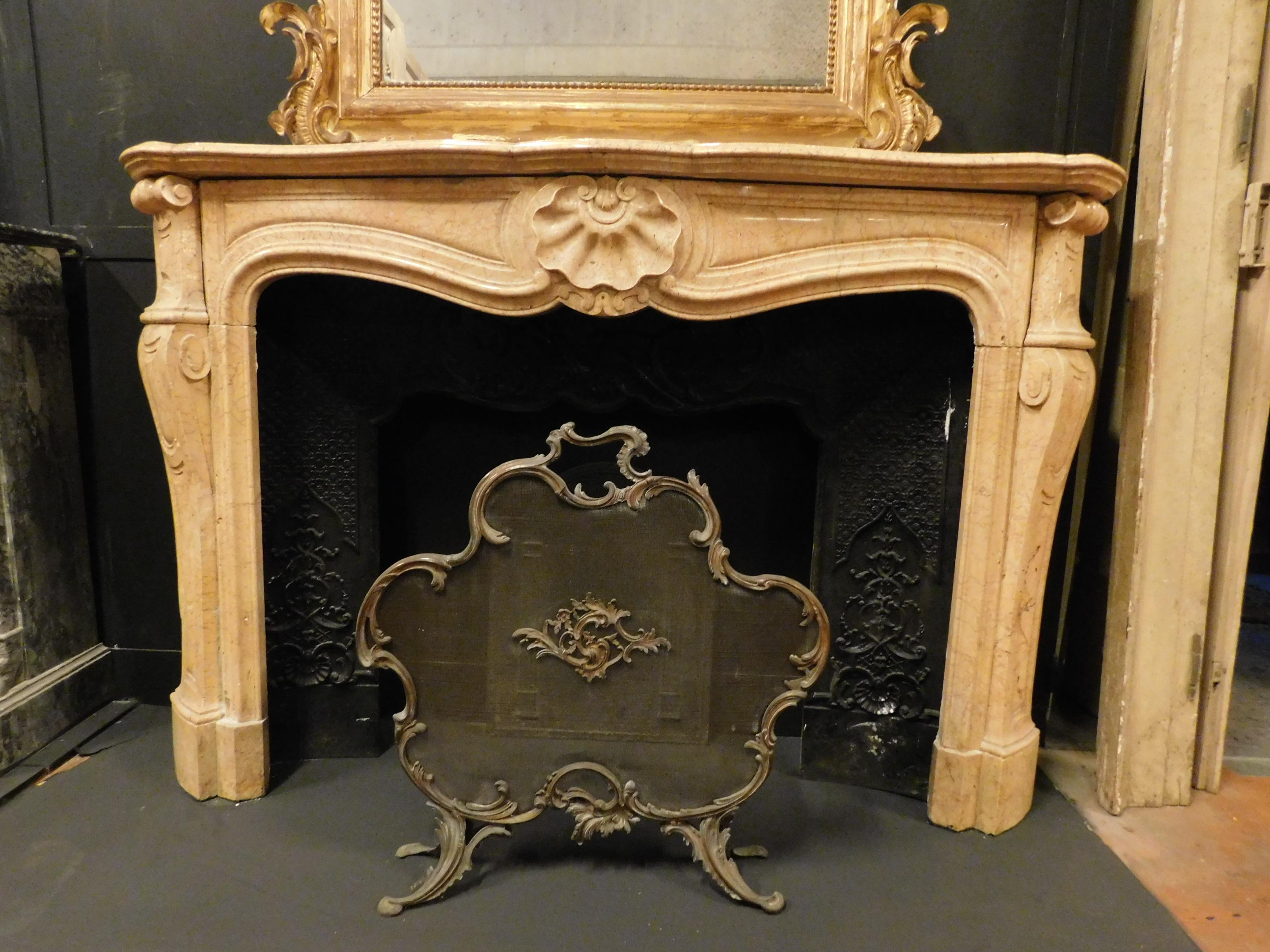 Antique mantel fireplace, in yellow breccia marble, hand-carved with classic shapes of central console and wavy legs on the sides, built in the mid-19th century in France.
Maximum measure cm W 159 x H 110 x D 36.