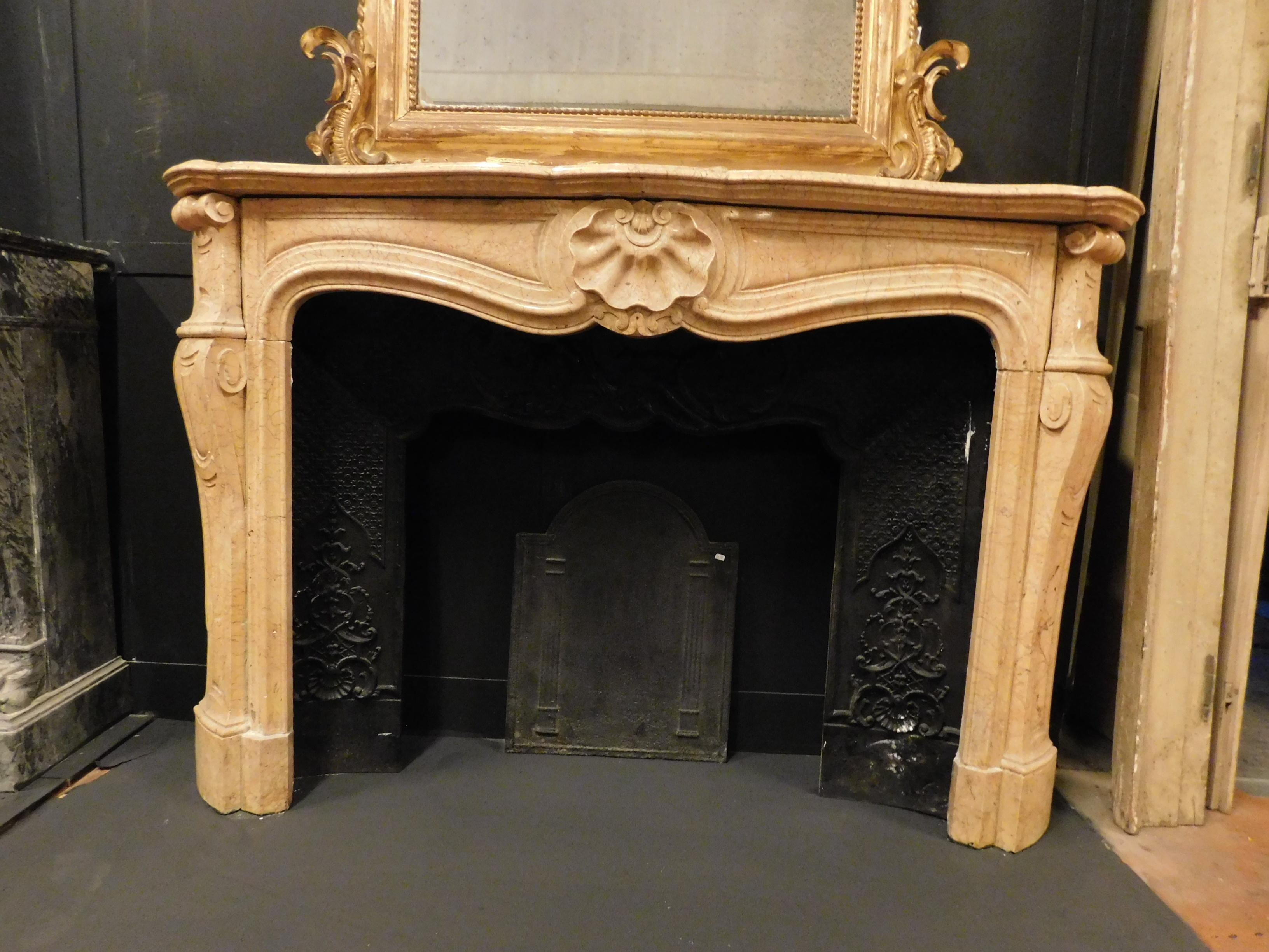 Antique Fireplace in Yellow Breccia Marble, Carved Shell, 19th Century France In Good Condition For Sale In Cuneo, Italy (CN)