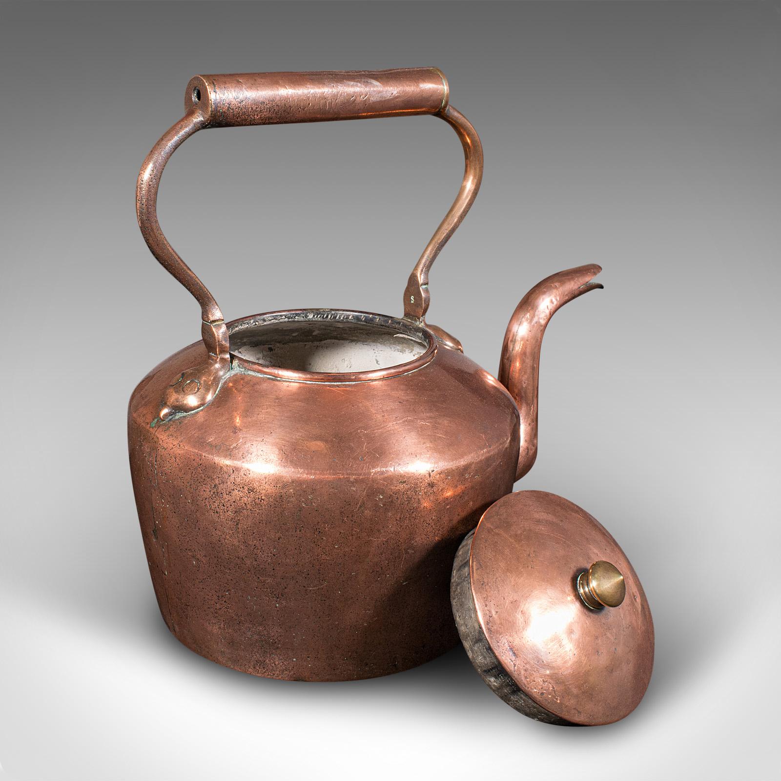 Dies ist ein charmanter antiker Kaminkessel. Ein englischer Herdwärmer aus Kupfer mit schöner Form und Charakter, aus der viktorianischen Zeit, um 1870. Wunderbar taktil und reich an historischem Charme, ideal für die Präsentation am Kamin oder die