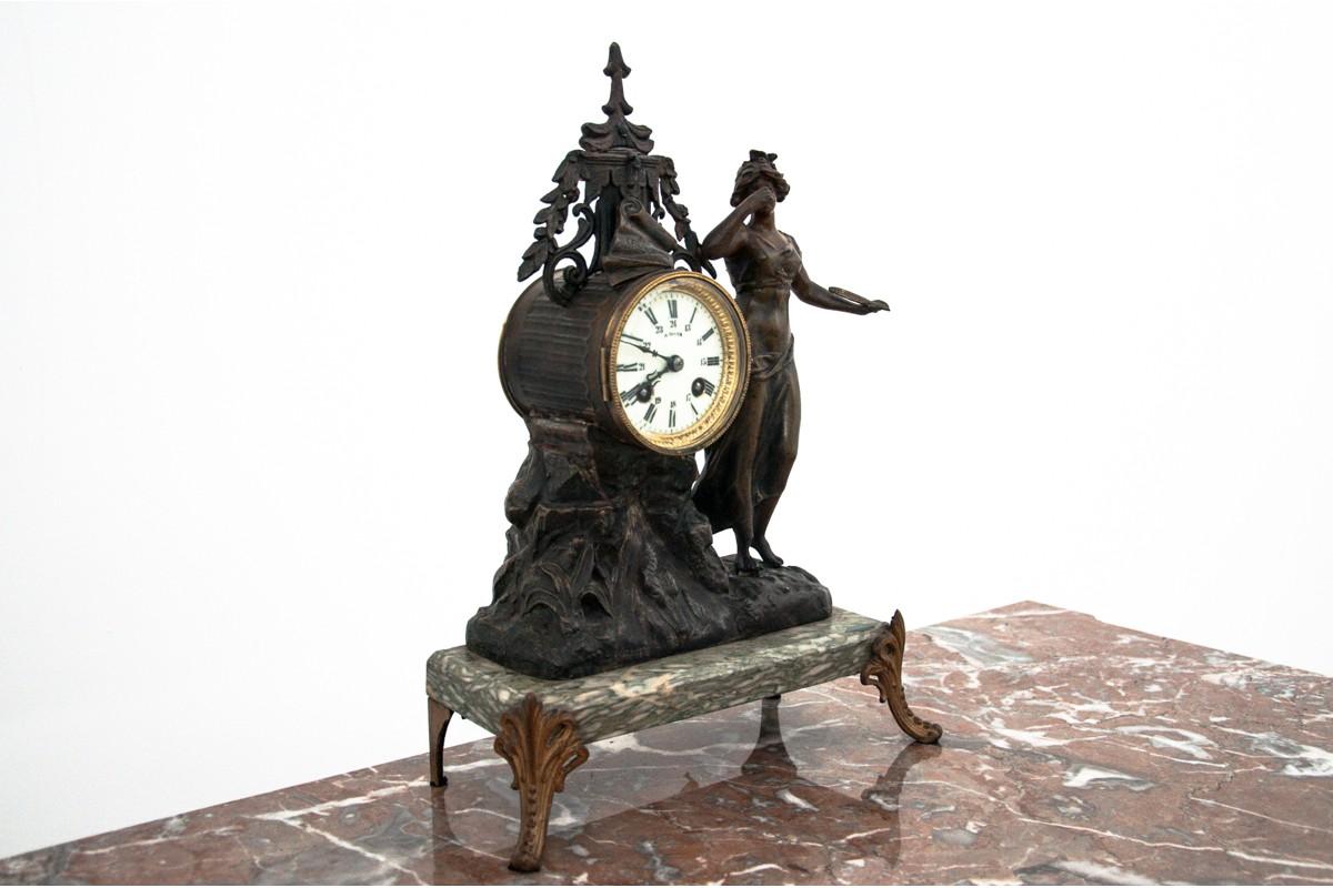Antique fireplace clock from the turn of the century.

Dimensions: height 41 cm / width 30 cm / depth 14 cm.