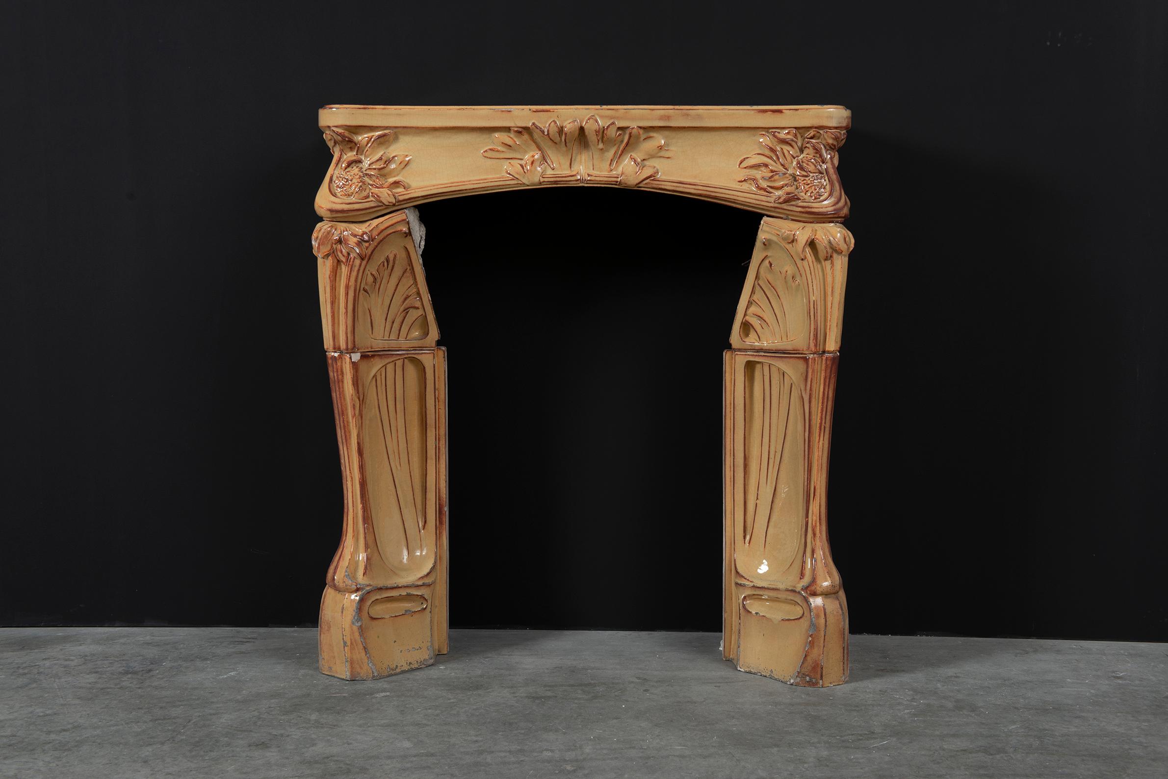 Very decoratieve and petit faience, glazed earthenware, fireplace mantel.
Made in the 