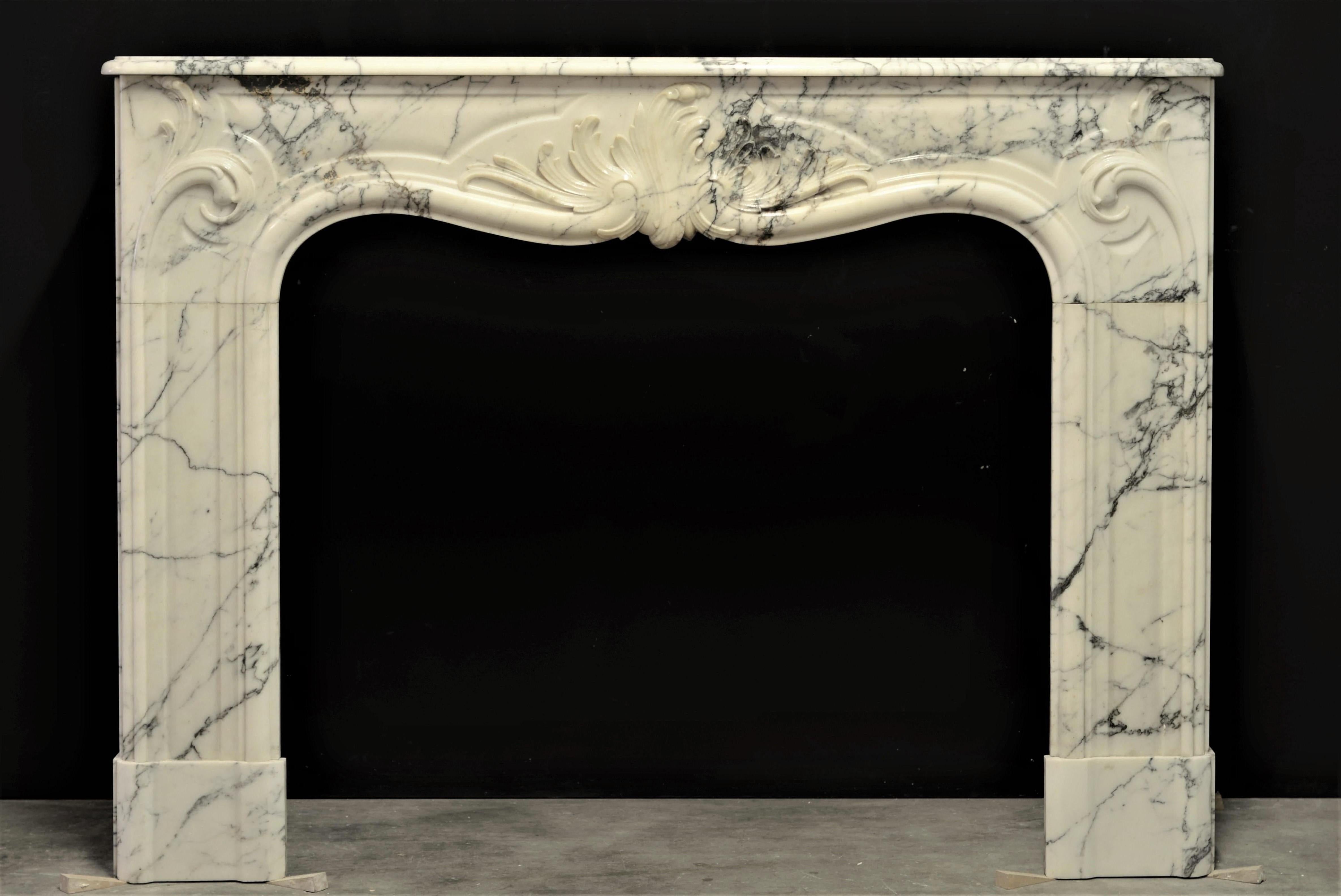 A nice French Louis XV fireplace mantel in arbescato marble.
Nice profiled top shelf above a delicate carved central carouche between to lovely executed C-scrolls. The profiled jamb ending in shaped endblocks.

Overall very nice condition. Deep
