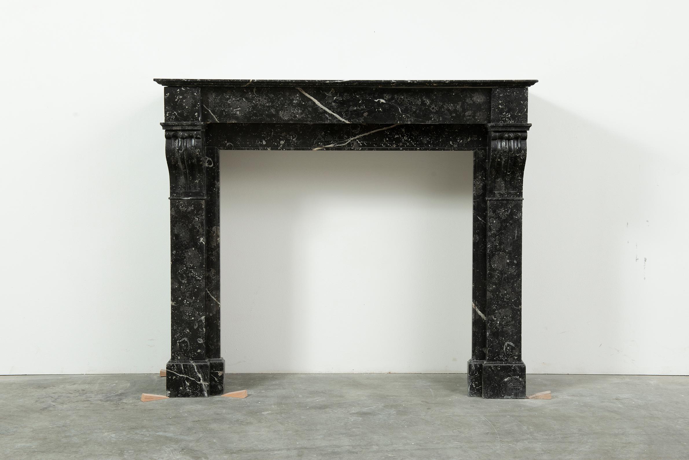 Small, elegant French Louis Philippe style fireplace in striking back and white marble.
Perfect usable size, great condition.

Opening dimensions:
Height: 29.92 inch or 76 cm.
Width: 30.70 inch or 78 cm.
