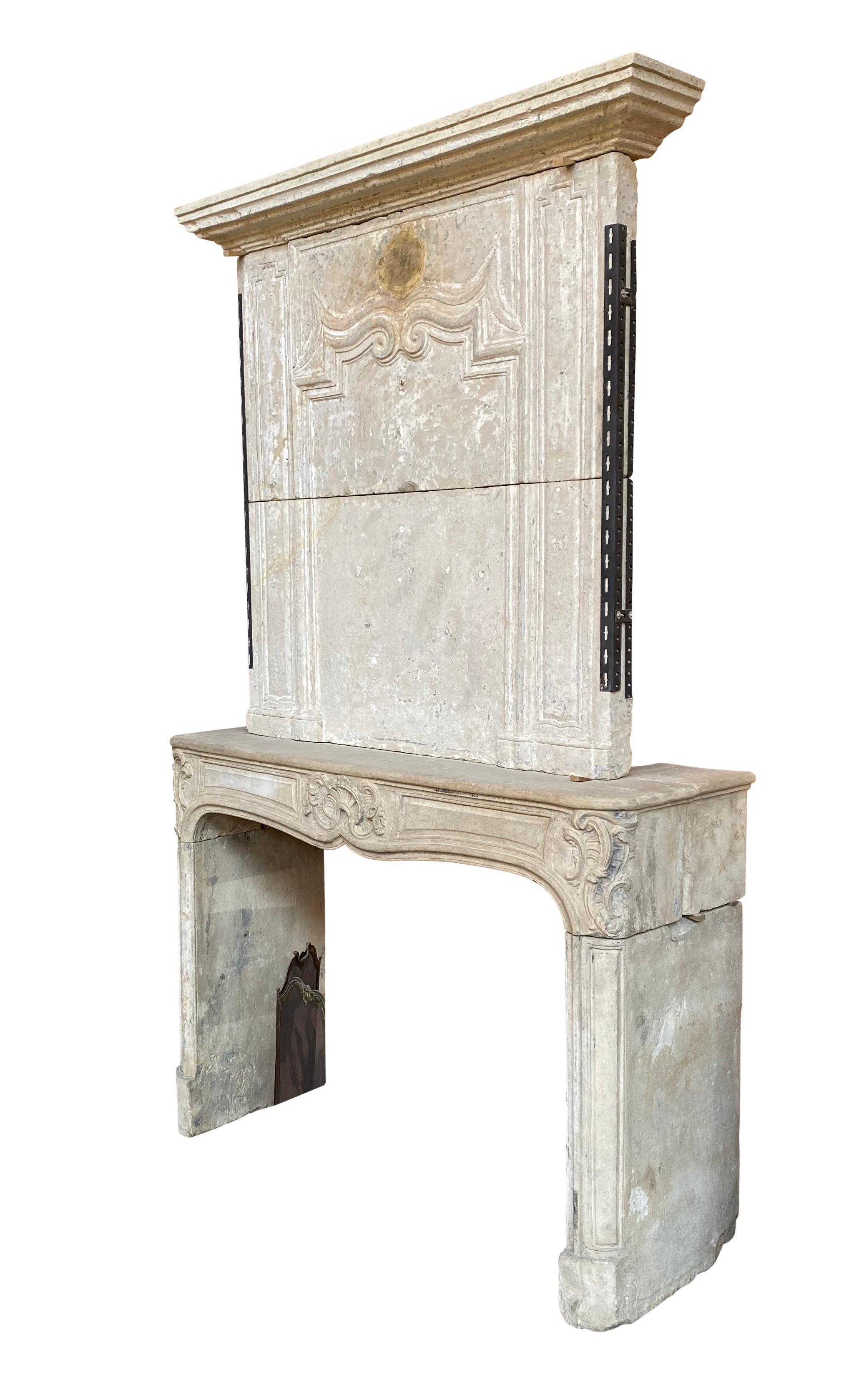 Repisa de chimenea antigua de Francia con trumeau de piedra caliza Regencia en venta