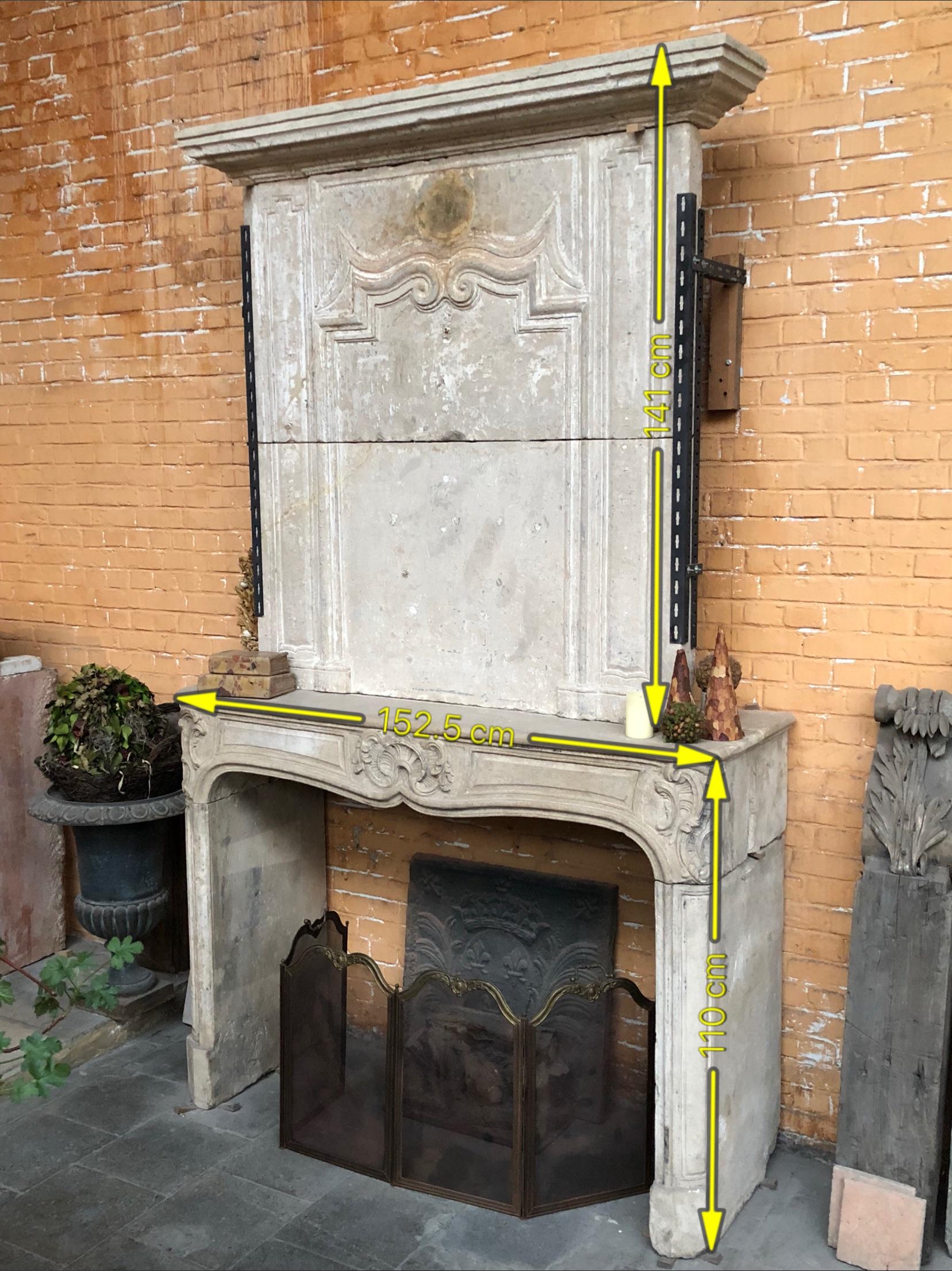 Repisa de chimenea antigua de Francia con trumeau de piedra caliza en Excelente estado para la venta en Beervelde, BE