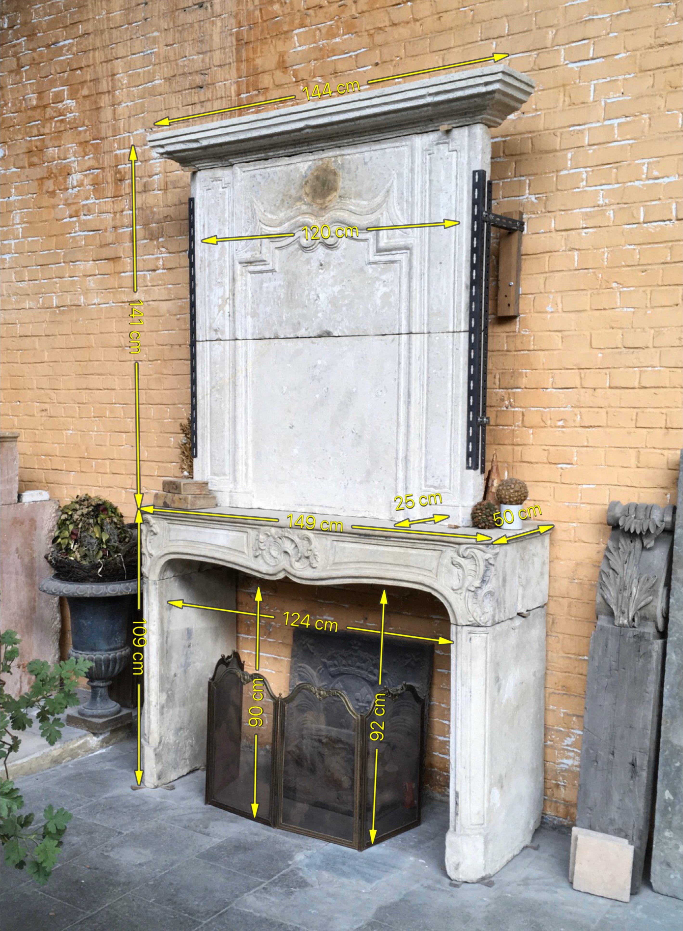 Repisa de chimenea antigua de Francia con trumeau de piedra caliza siglo XVIII en venta