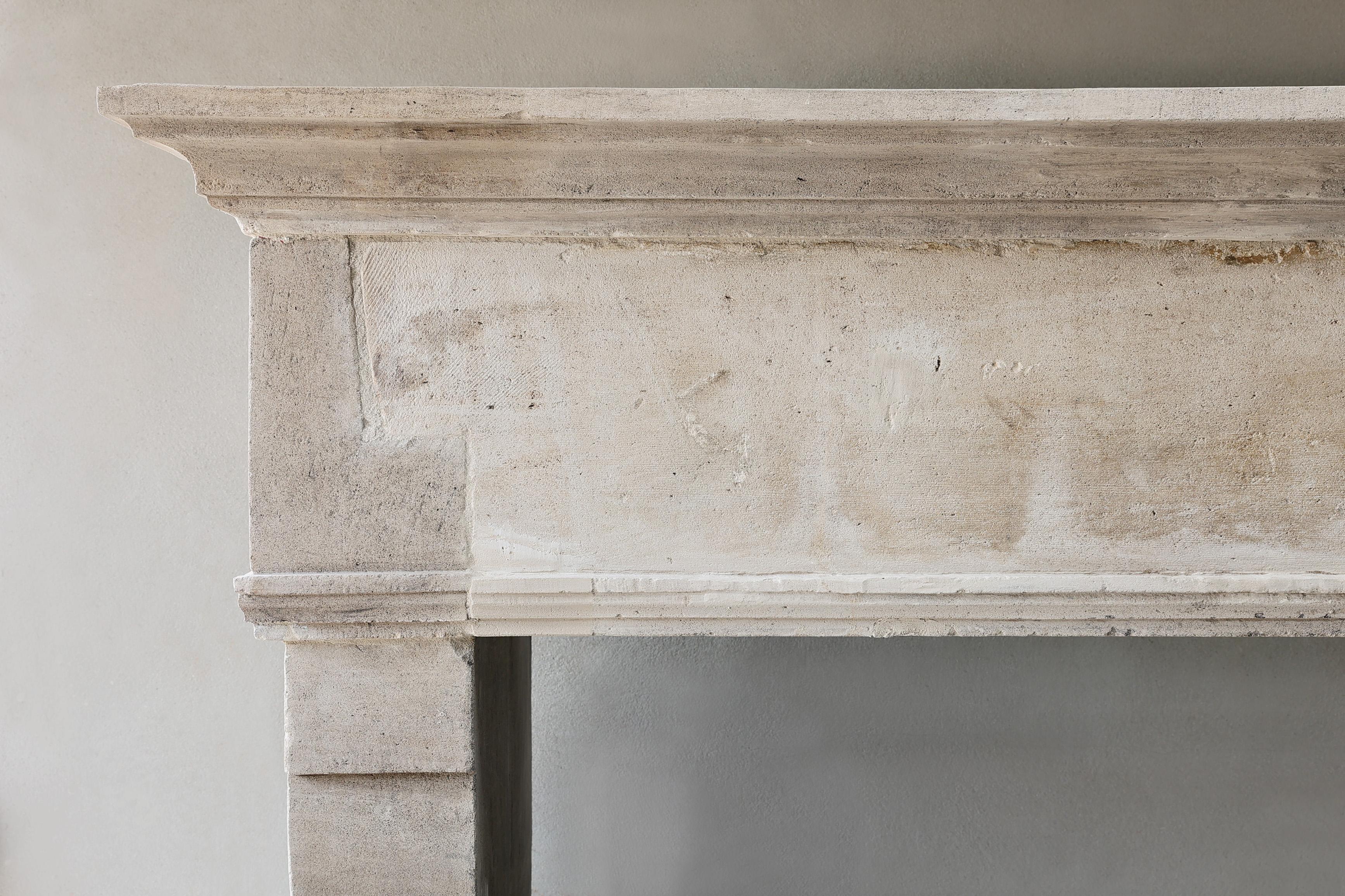 Antiker Kaminsims aus französischem Kalkstein aus dem 19. Jahrhundert im Zustand „Gut“ im Angebot in Made, NL