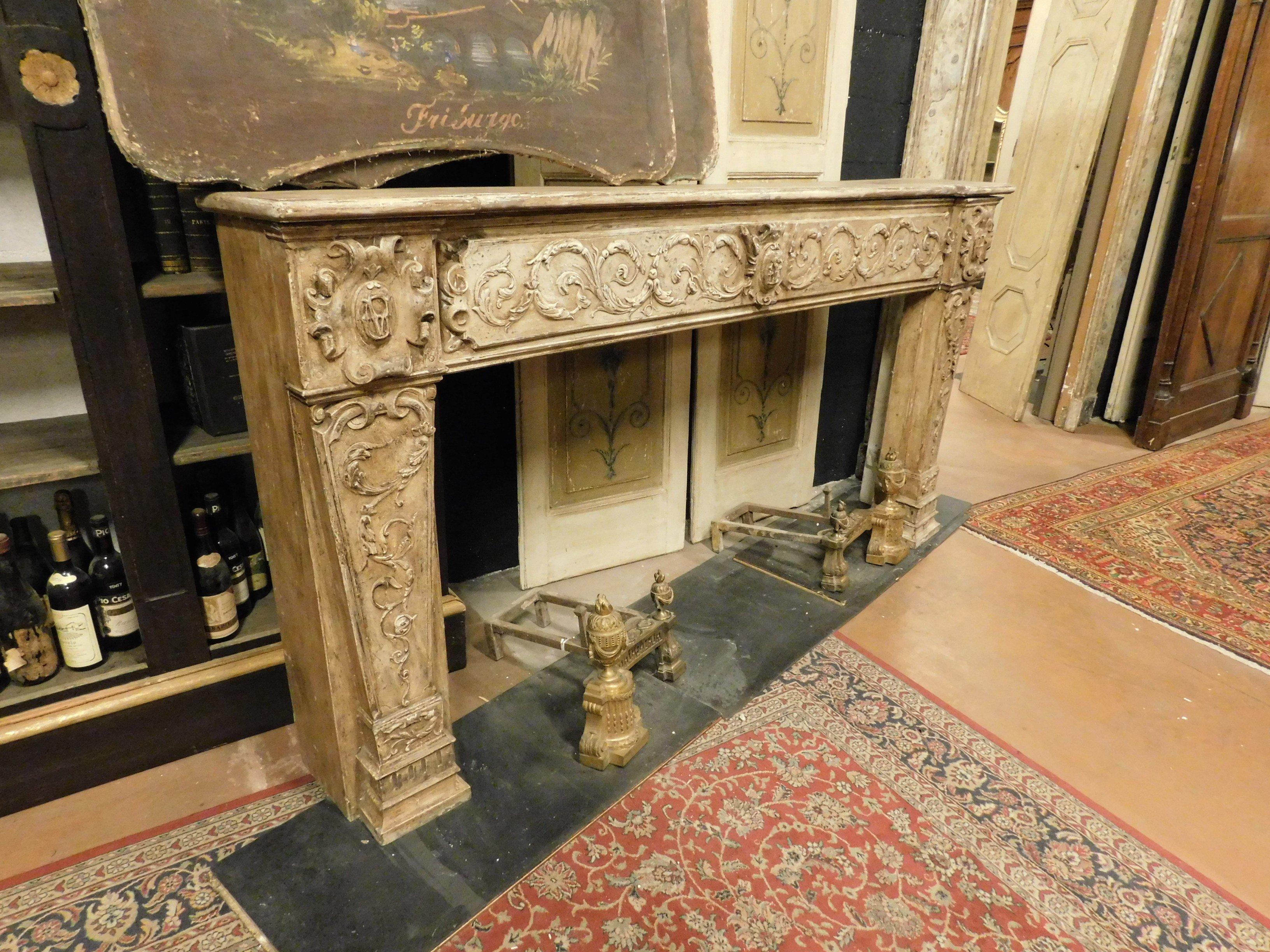 Antique fireplace mantle in beige lacquered wood, with rich baroque sculptures and coat of arms, from the mid-18th century, recovered from a palace in central Italy.
Very rich and impressive, light and easy to insert in any project, very impactful