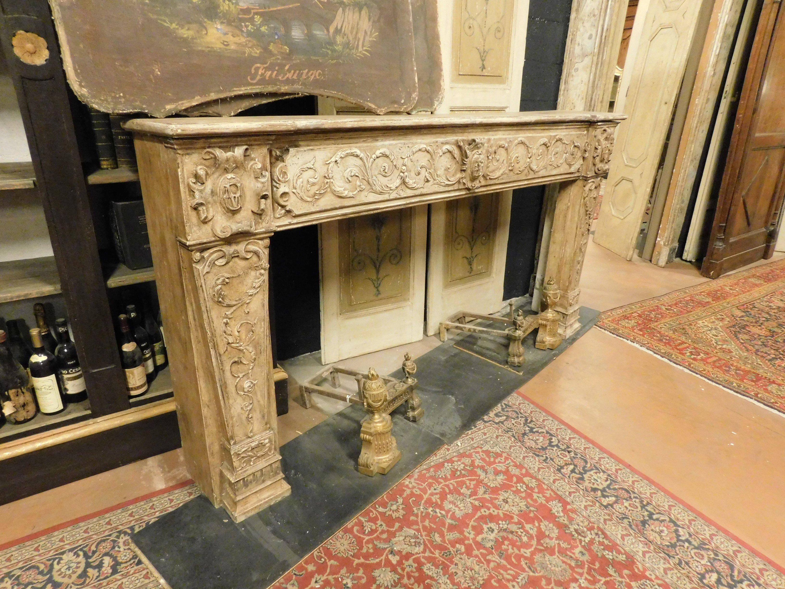 Antique Fireplace Mantel in Beige Lacquered and Carved Wood, 1700, Italy In Good Condition In Cuneo, Italy (CN)