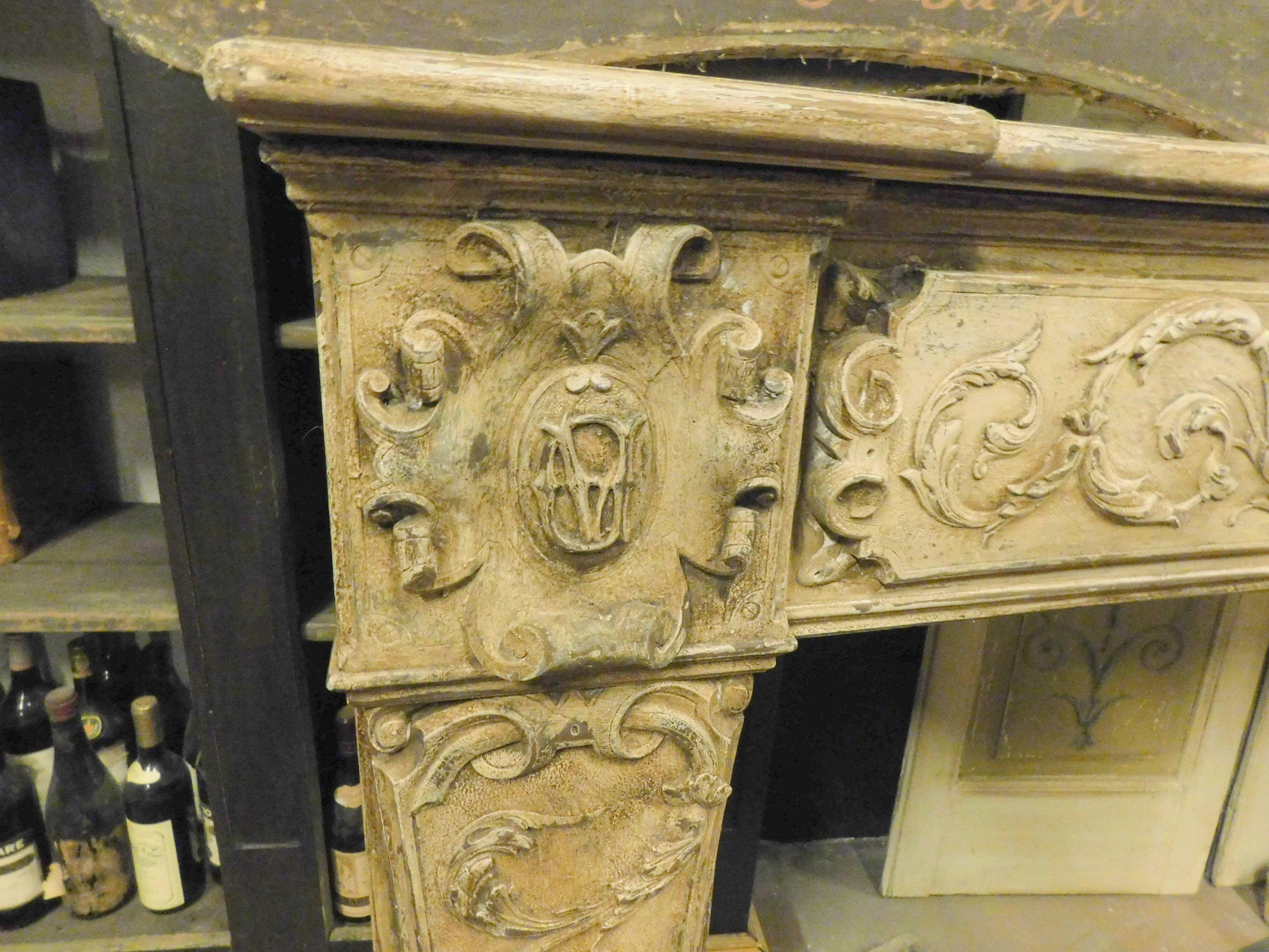 18th Century Antique Fireplace Mantel in Beige Lacquered and Carved Wood, 1700, Italy