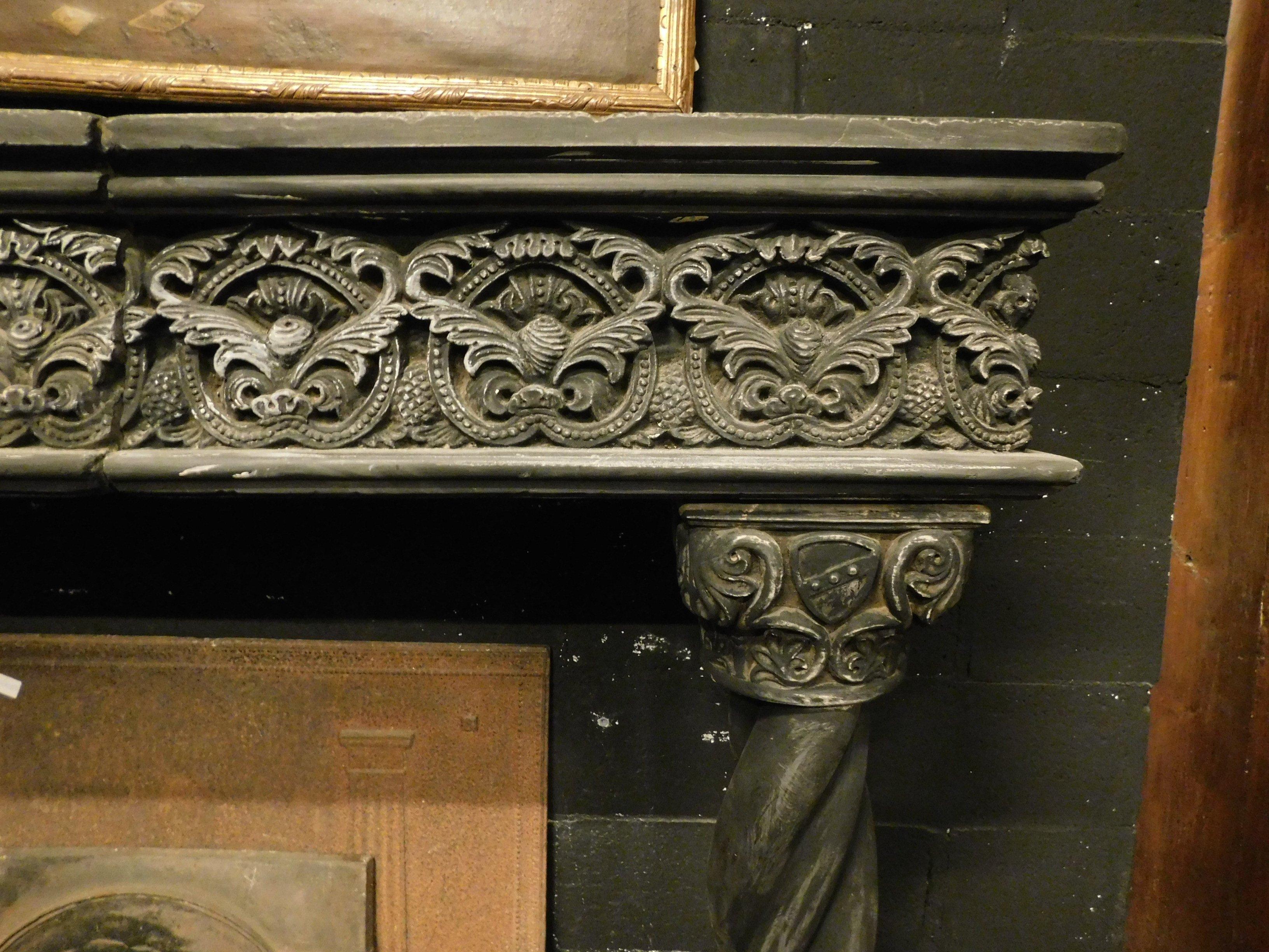 Antiker Kaminsims aus dunklem Schieferstein, gedrechselte Säulen, 16. Jahrhundert, Italien (Italienisch) im Angebot