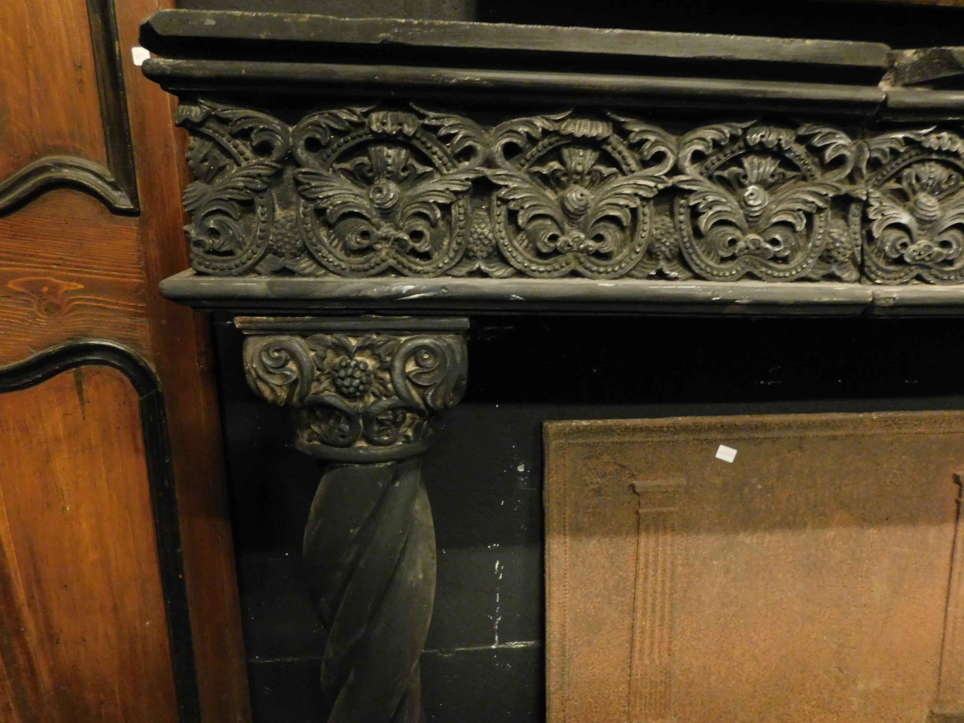 Antique Fireplace Mantel in Dark Slate Stone, Turned Columns, 16th Century Italy In Good Condition For Sale In Cuneo, Italy (CN)