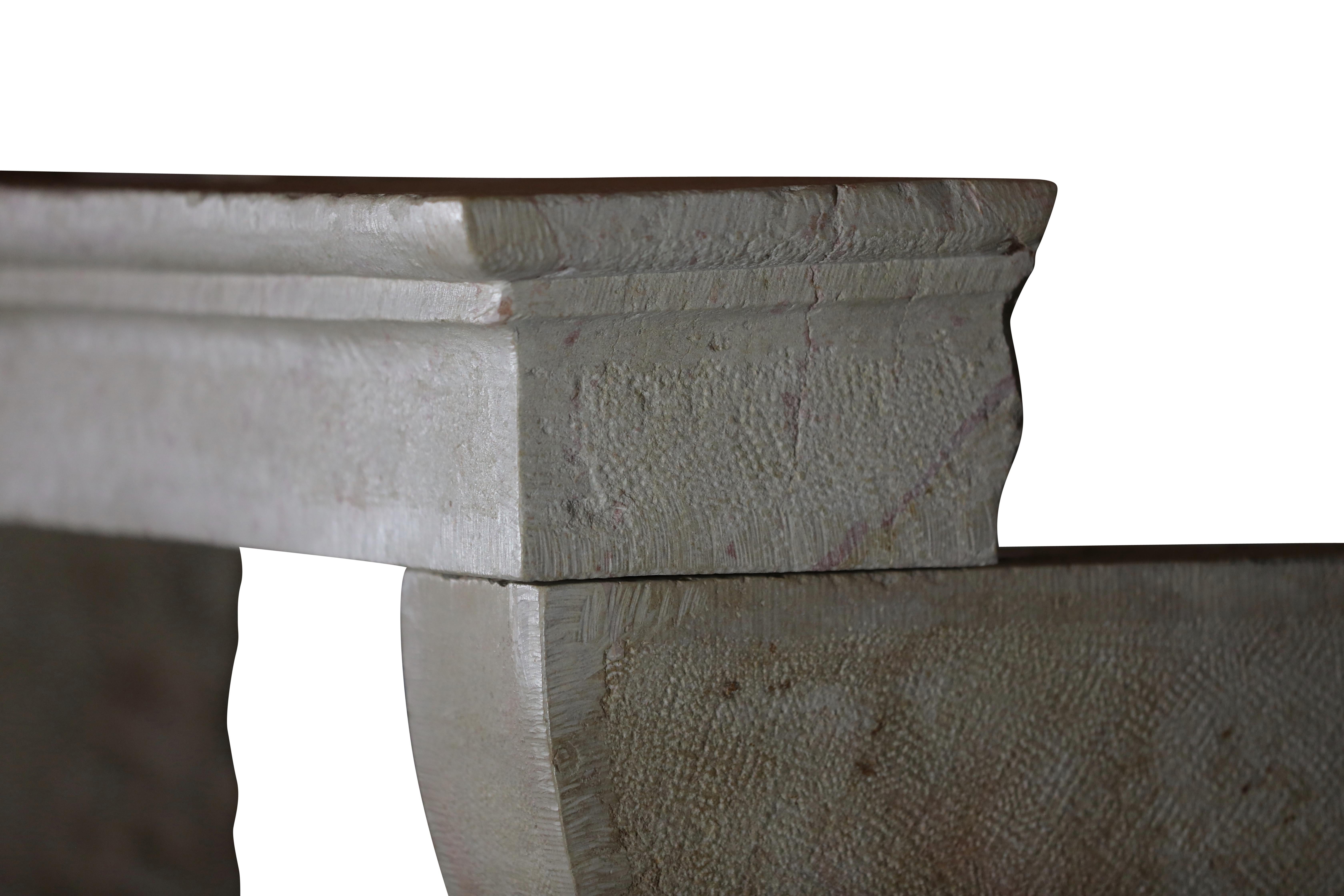 Cianfrinato Camino antico in pietra francese per un progetto di design Campagnarde senza tempo in vendita