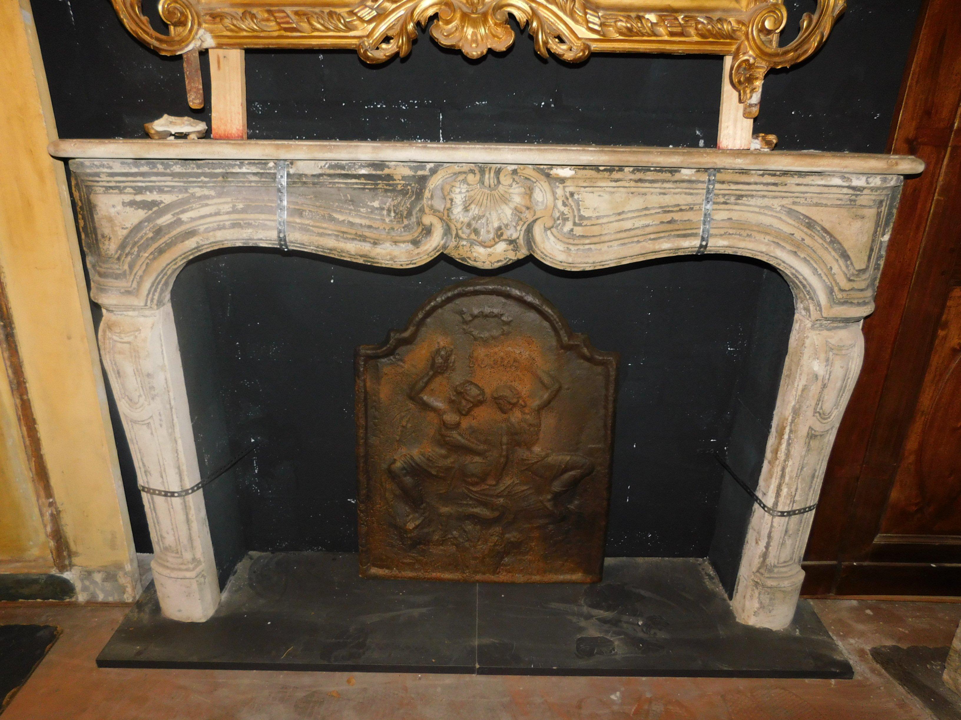 Antique fireplace in gray Burgundy stone, 18th century from France, both rustic style due to the hand carved and elegant stone due to the typical shape of the French century.
Suitable for various interiors, it will give a great eye-catching look to