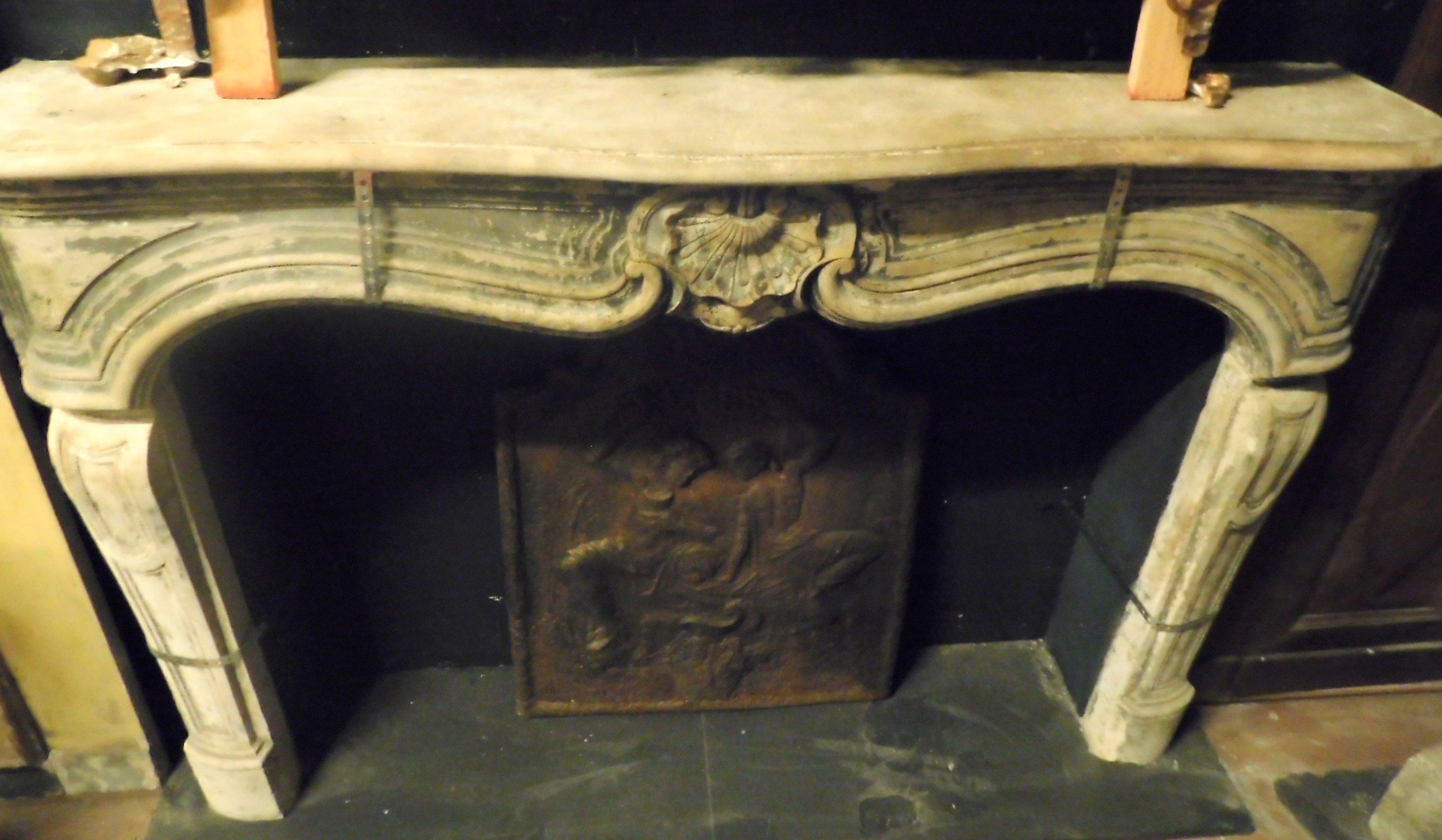 Antique Fireplace Mantel in Gray Borgogna's Stone, 1700, France In Good Condition For Sale In Cuneo, Italy (CN)