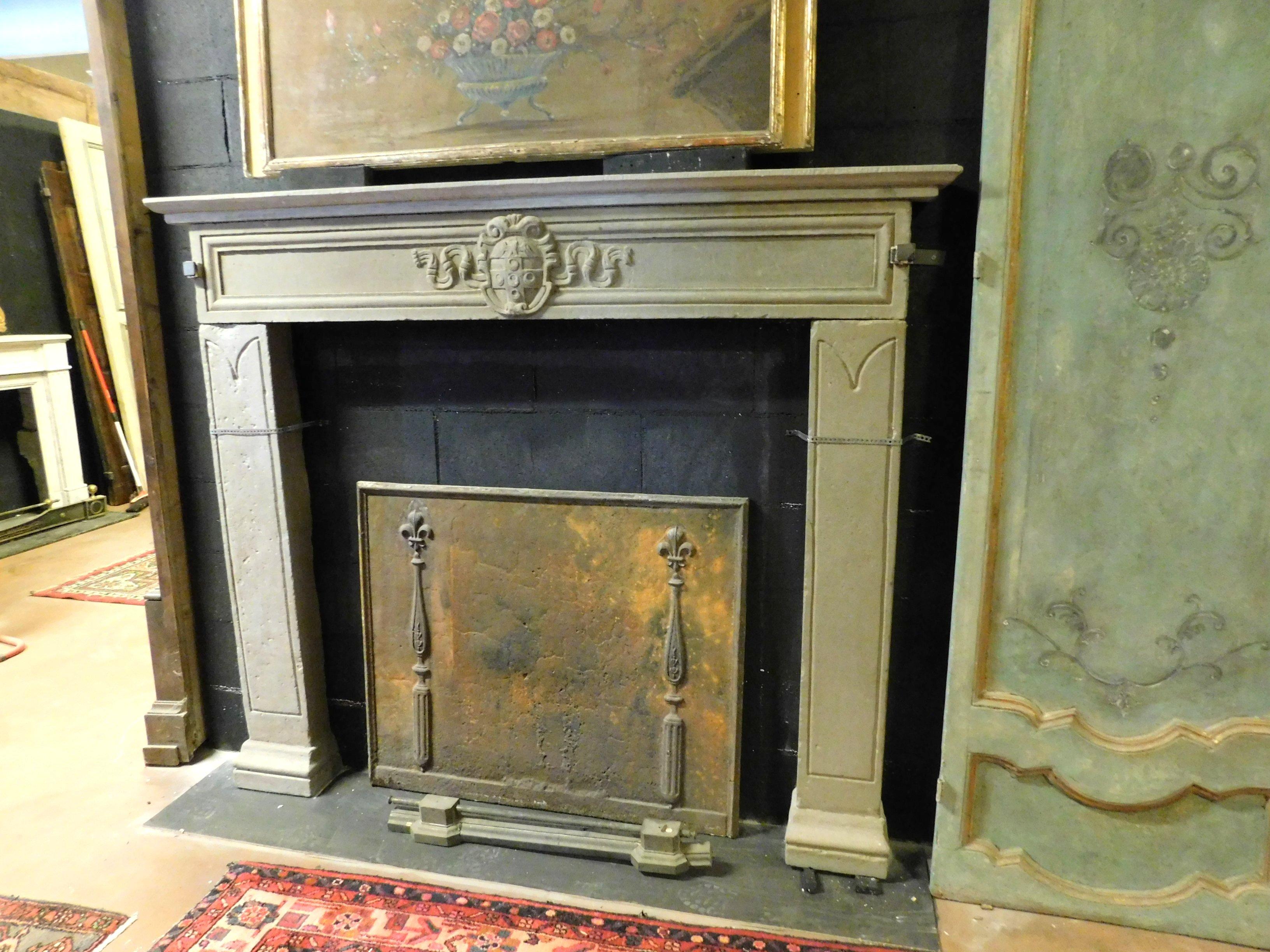 Ancient fireplace in gray sandstone, with a family coat of arms carved by hand on the pediment, shallow as the typical Italian fireplaces of the time, made in the 1500s, from Florence.
Of great value and luxury, historical and symbol of an Italian