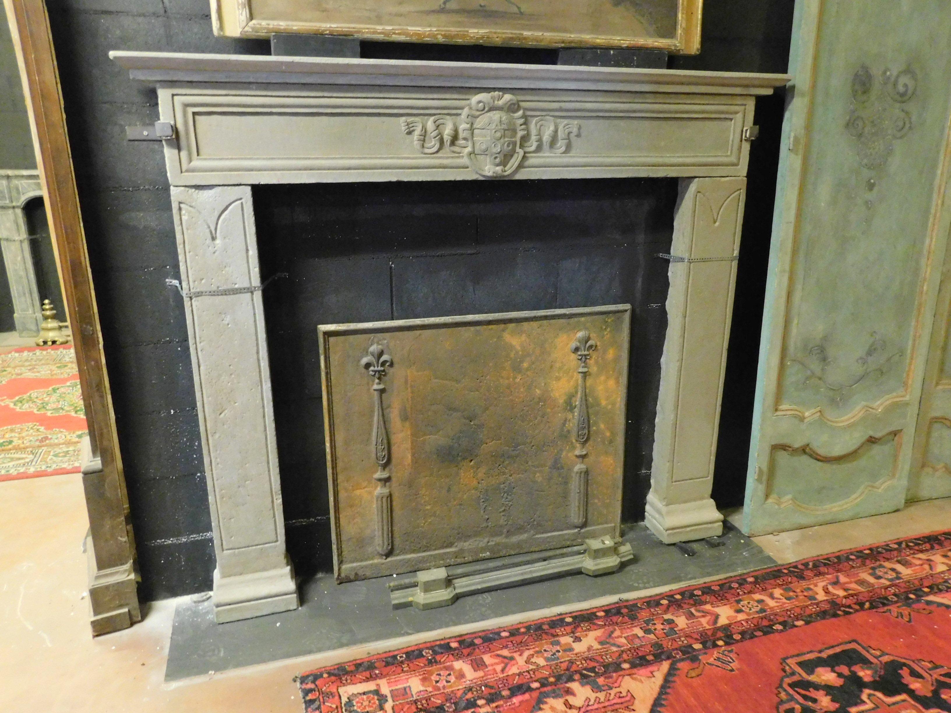 Antique Fireplace Mantel in Gray Sandstone, Noble Coat of Arms, ep.1500 Florence In Good Condition In Cuneo, Italy (CN)
