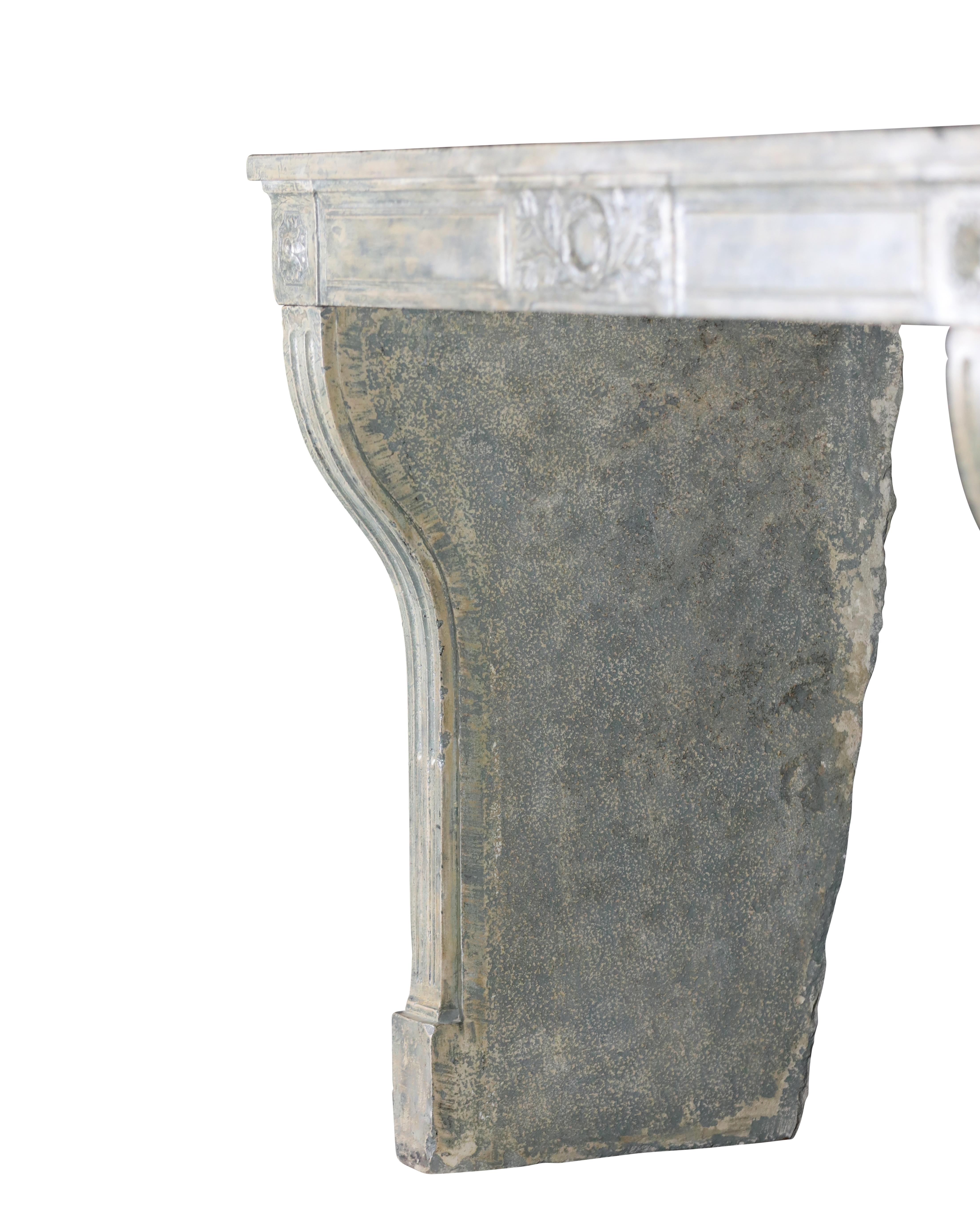 Repisa de chimenea antigua de piedra caliza patinada para una decoración elegante en venta 2