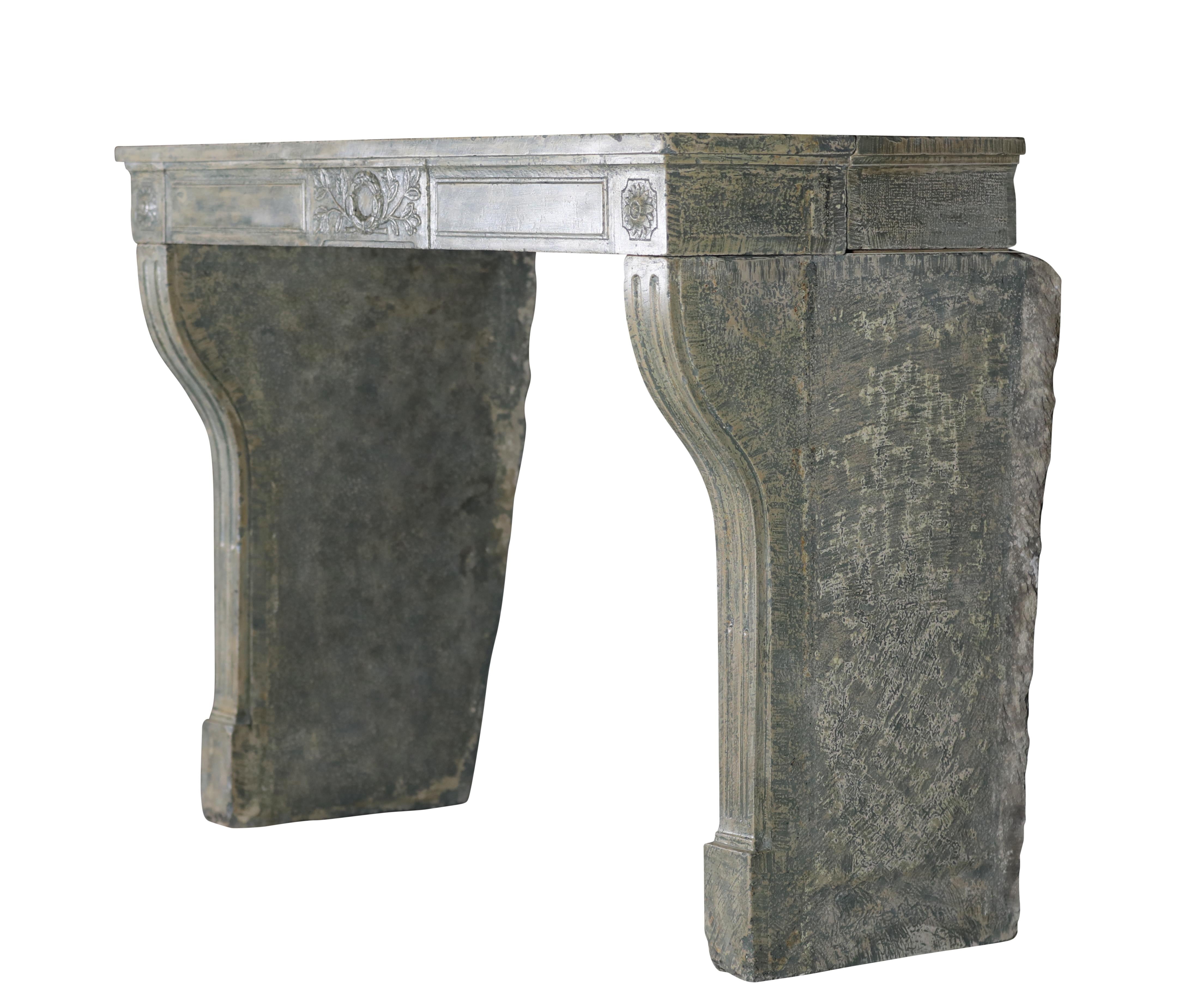 Repisa de chimenea antigua de piedra caliza patinada para una decoración elegante en venta 3