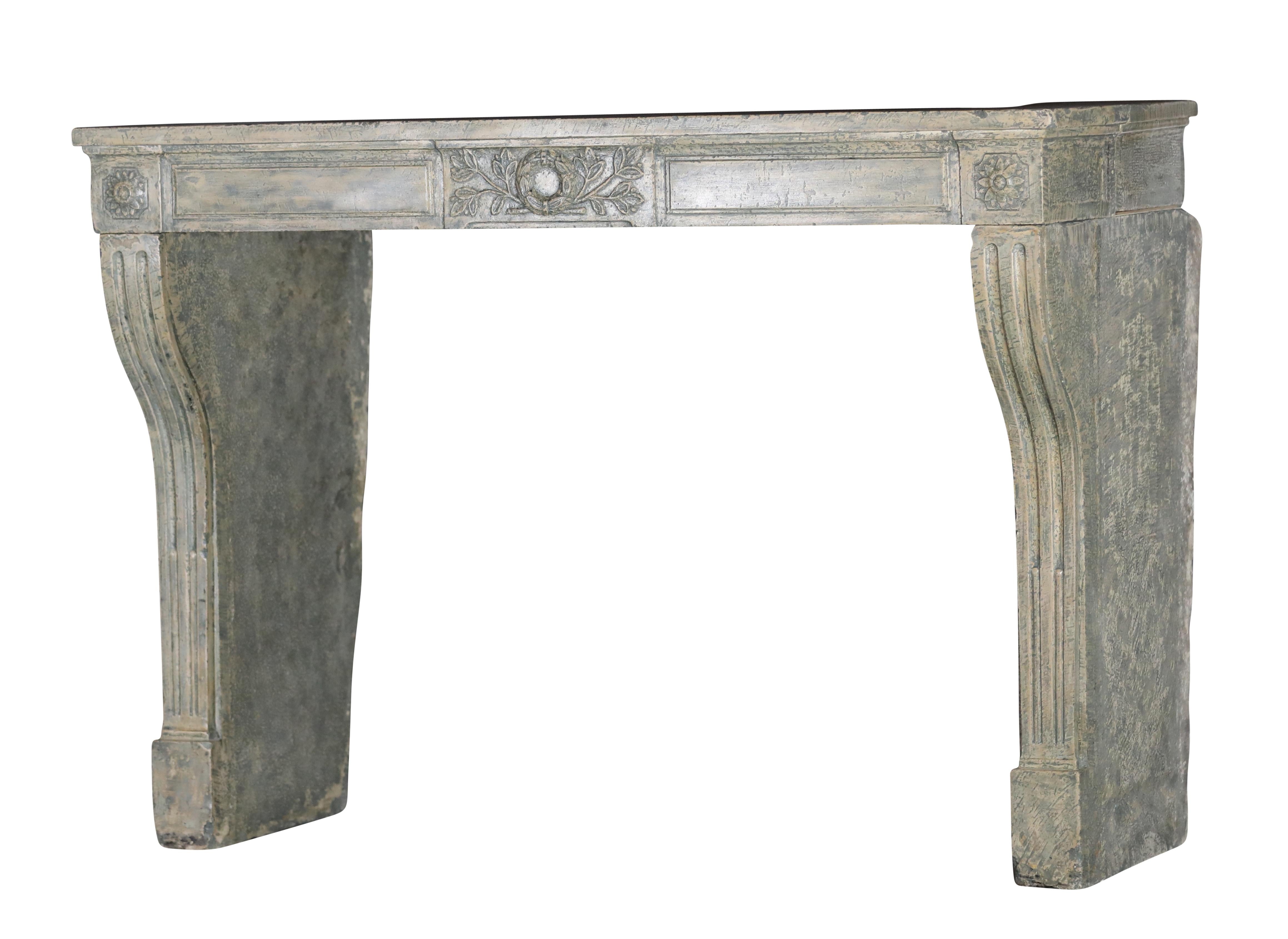 Repisa de chimenea antigua de piedra caliza patinada para una decoración elegante en venta 4
