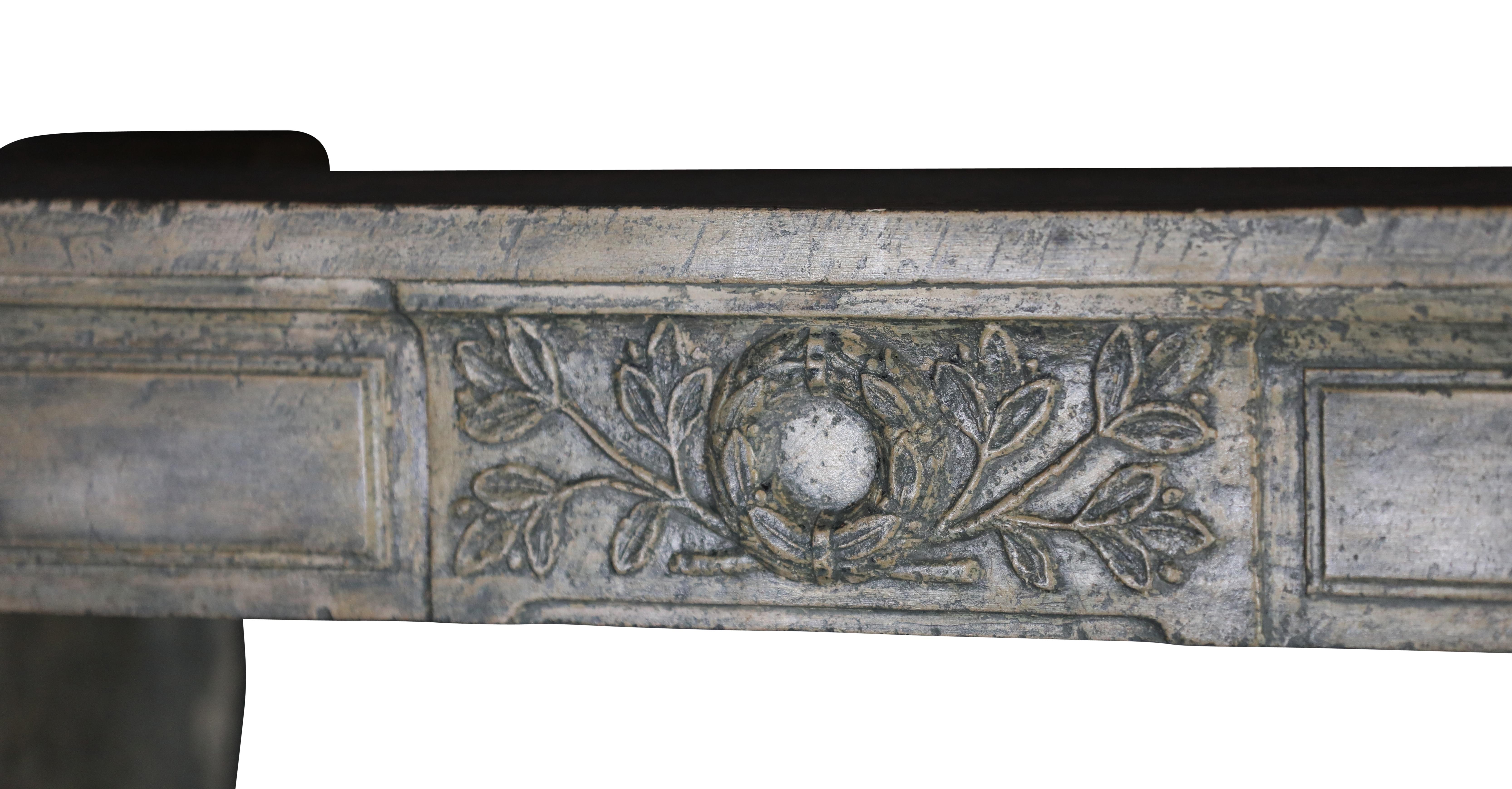 Repisa de chimenea antigua de piedra caliza patinada para una decoración elegante en venta 5