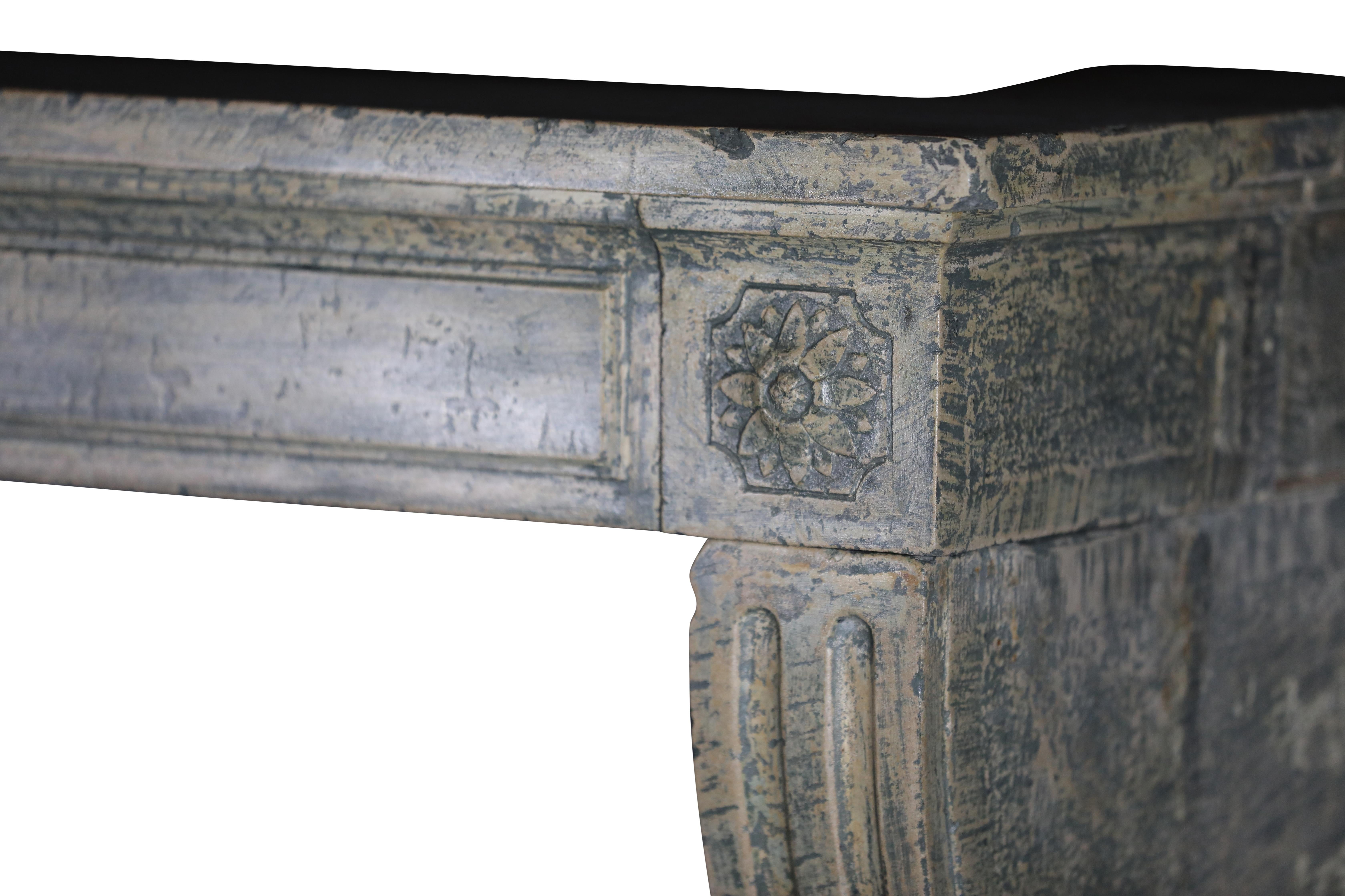 Repisa de chimenea antigua de piedra caliza patinada para una decoración elegante en venta 6