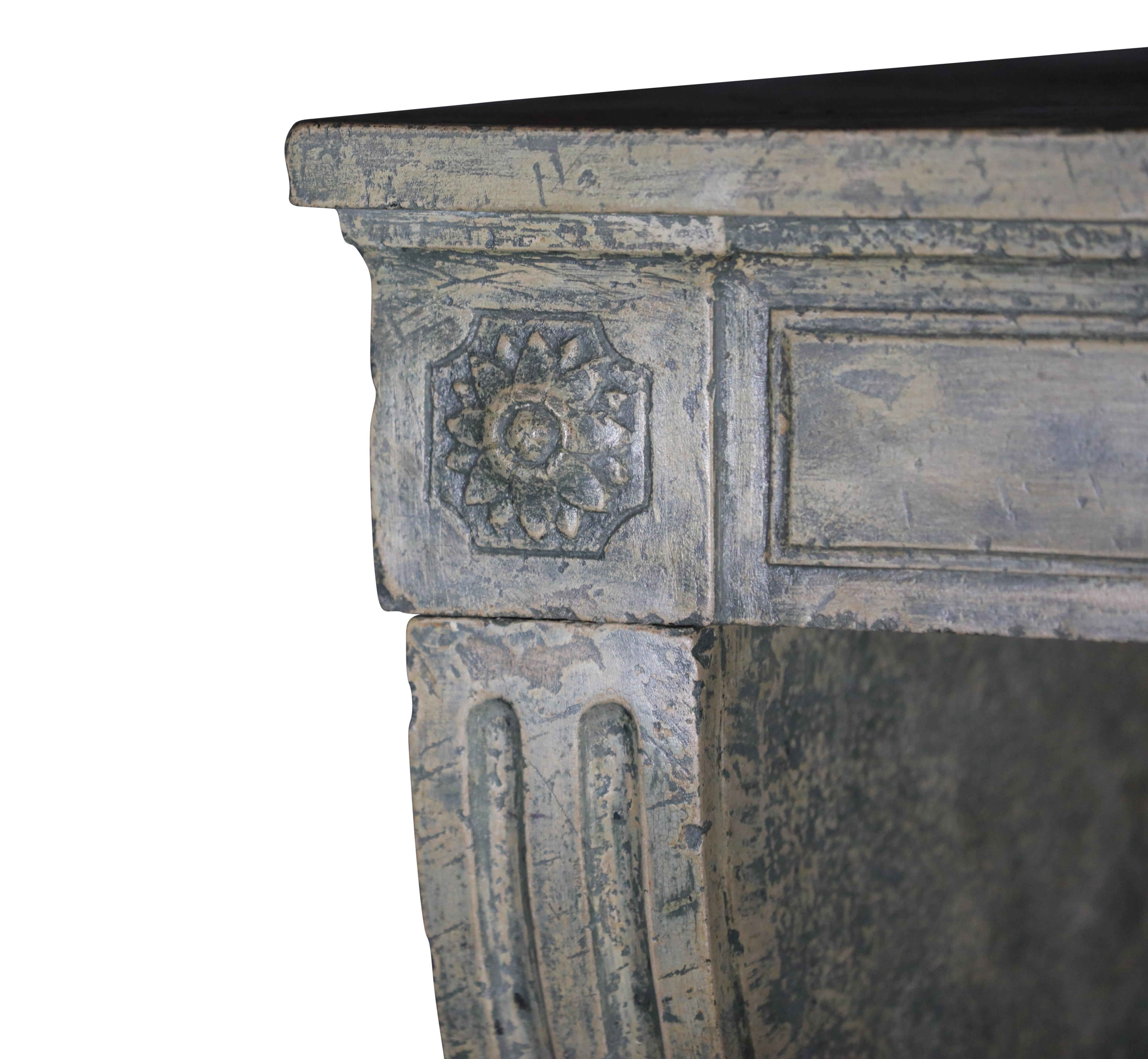 Repisa de chimenea antigua de piedra caliza patinada para una decoración elegante en venta 7
