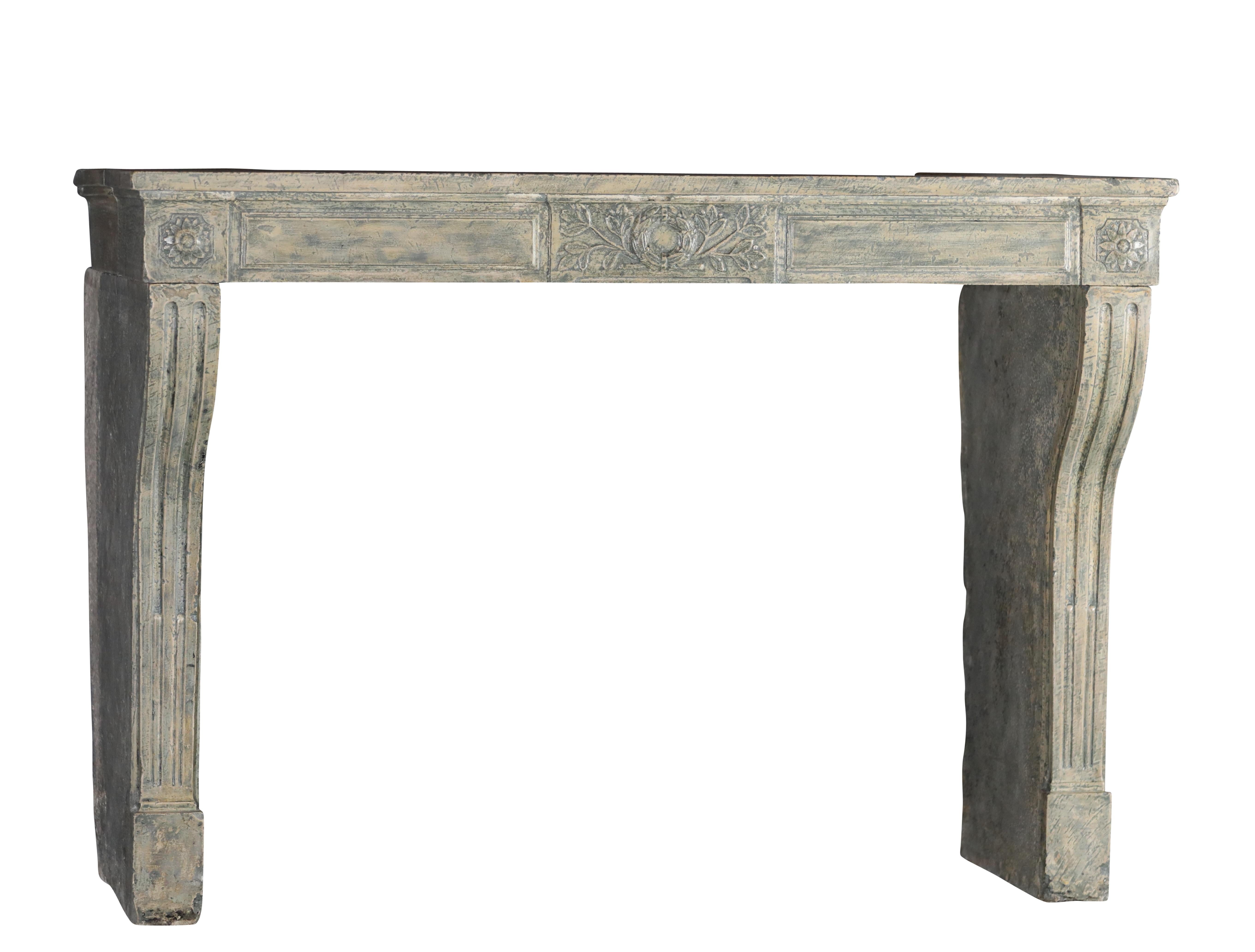 Repisa de chimenea antigua de piedra caliza patinada para una decoración elegante en venta 8