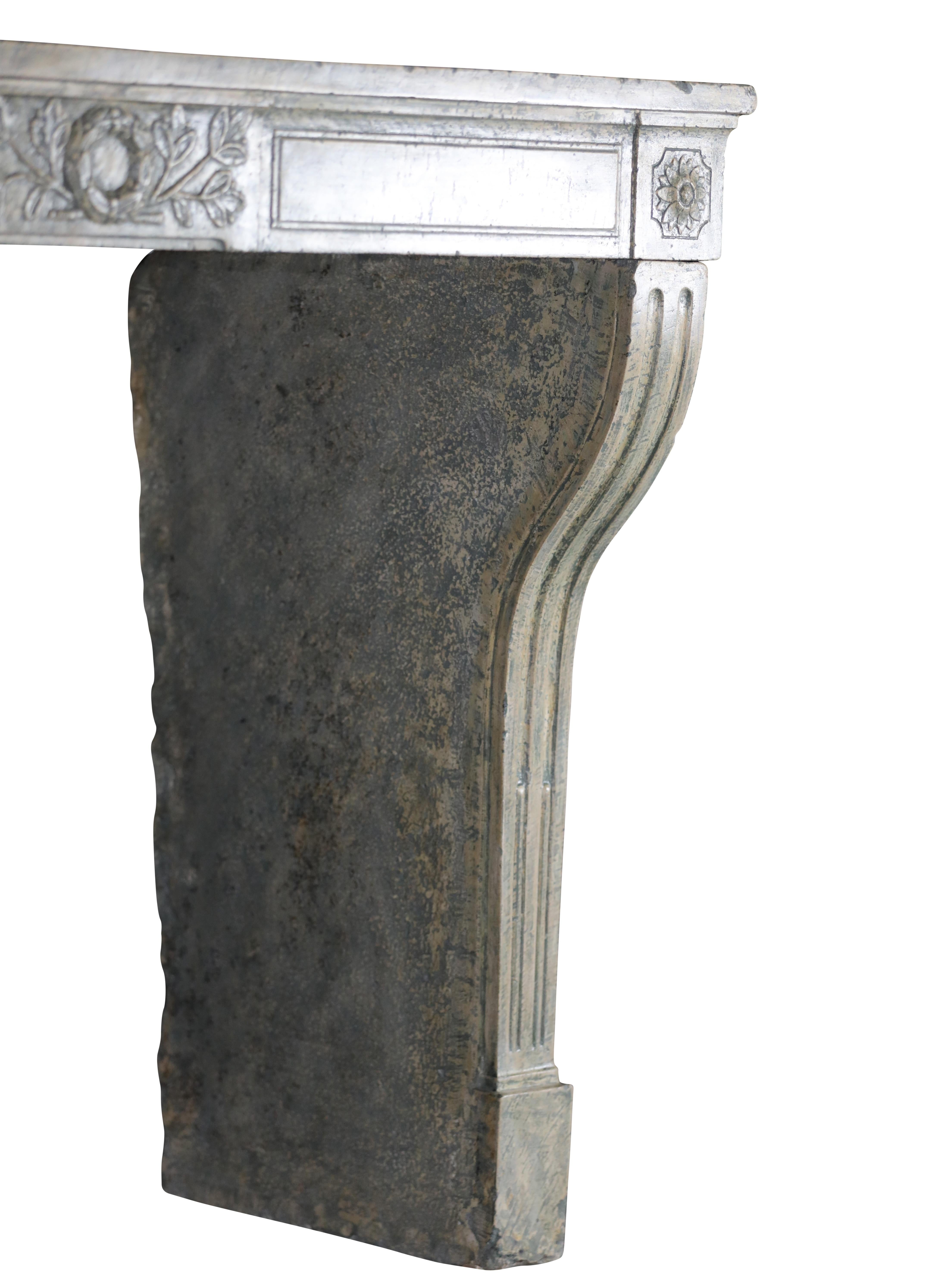 Repisa de chimenea antigua de piedra caliza patinada para una decoración elegante en venta 9