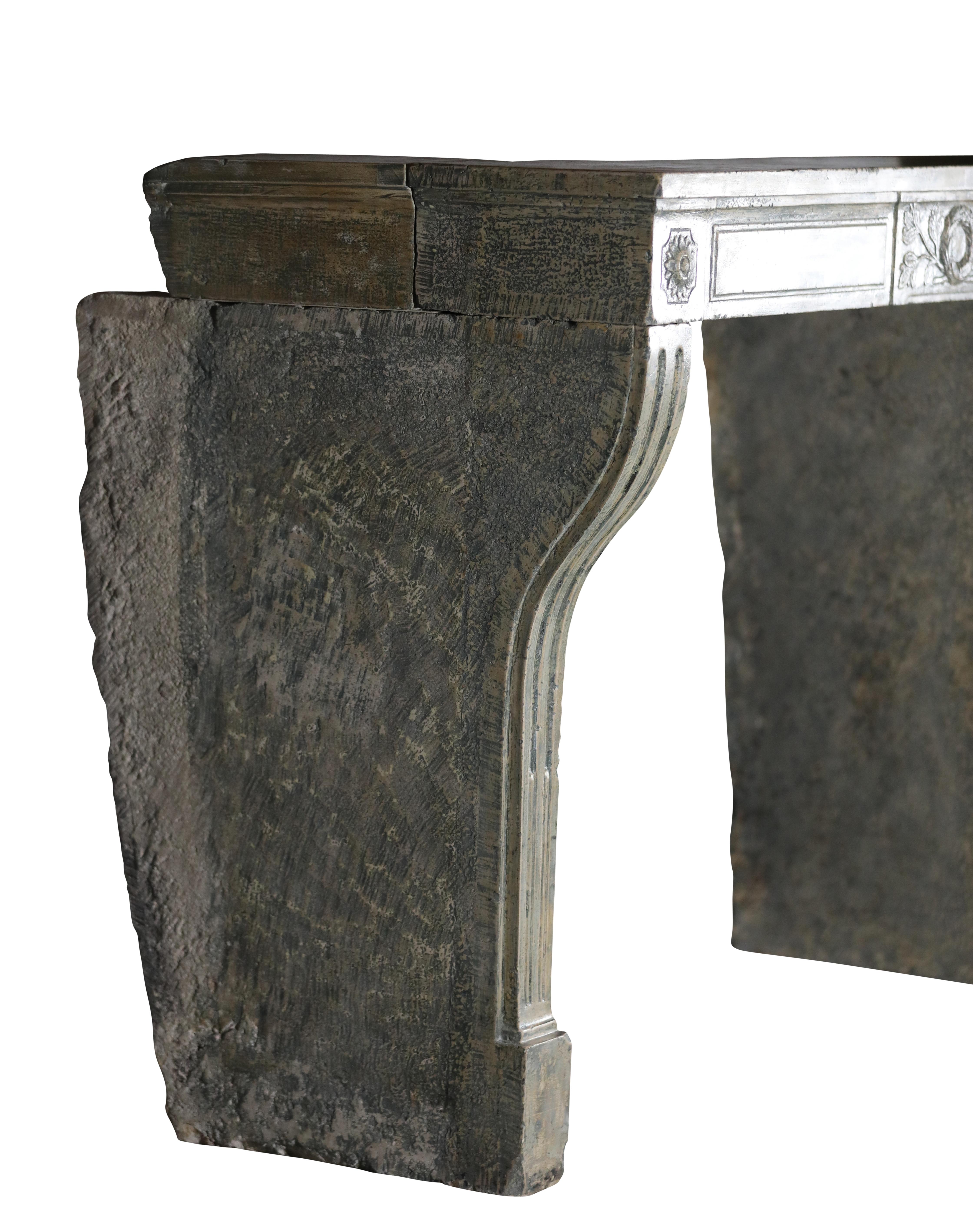 Repisa de chimenea antigua de piedra caliza patinada para una decoración elegante en venta 10