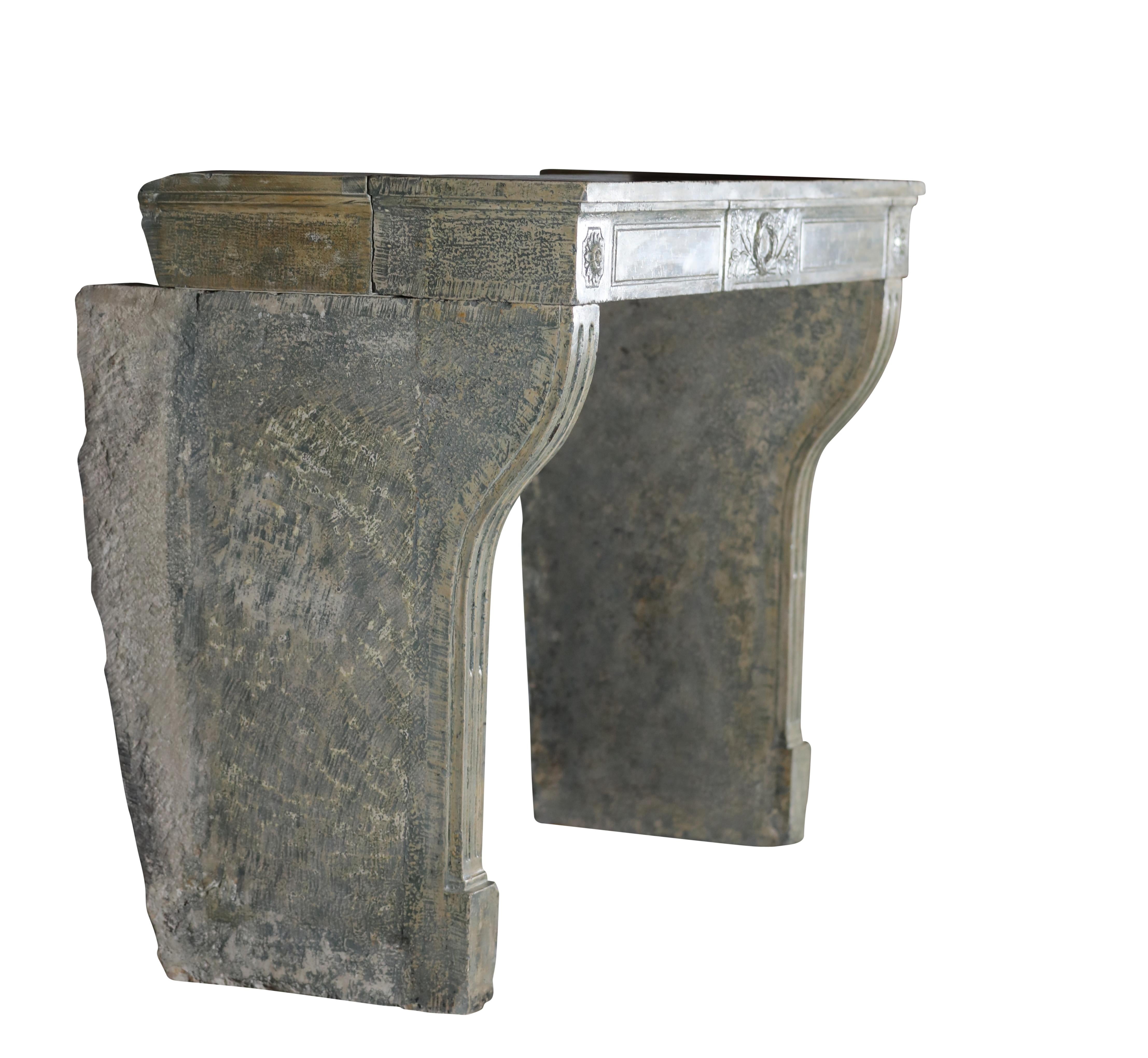 Repisa de chimenea antigua de piedra caliza patinada para una decoración elegante en venta 11