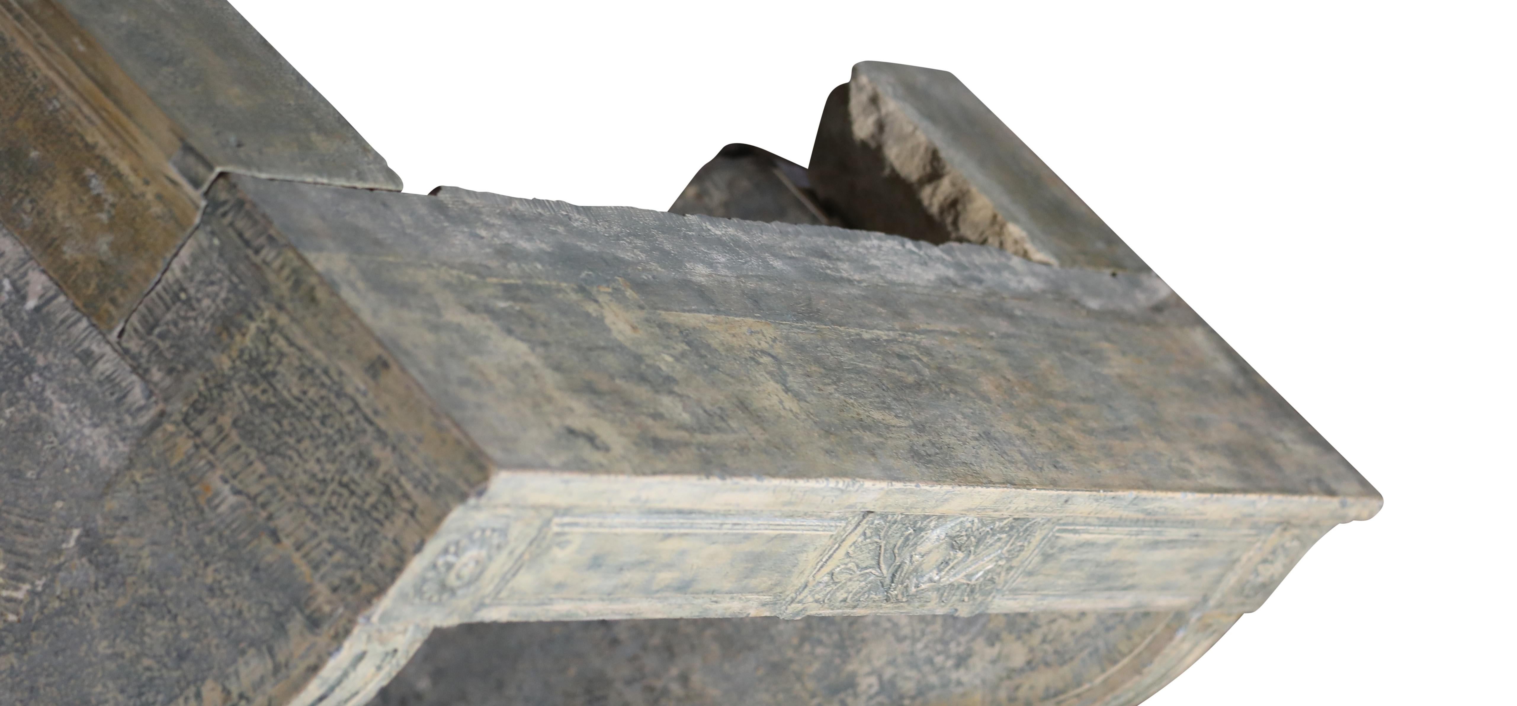 Repisa de chimenea antigua de piedra caliza patinada para una decoración elegante en venta 12